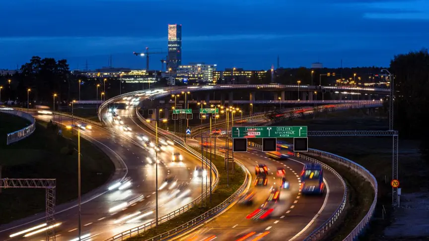 Motorväg på kvällen