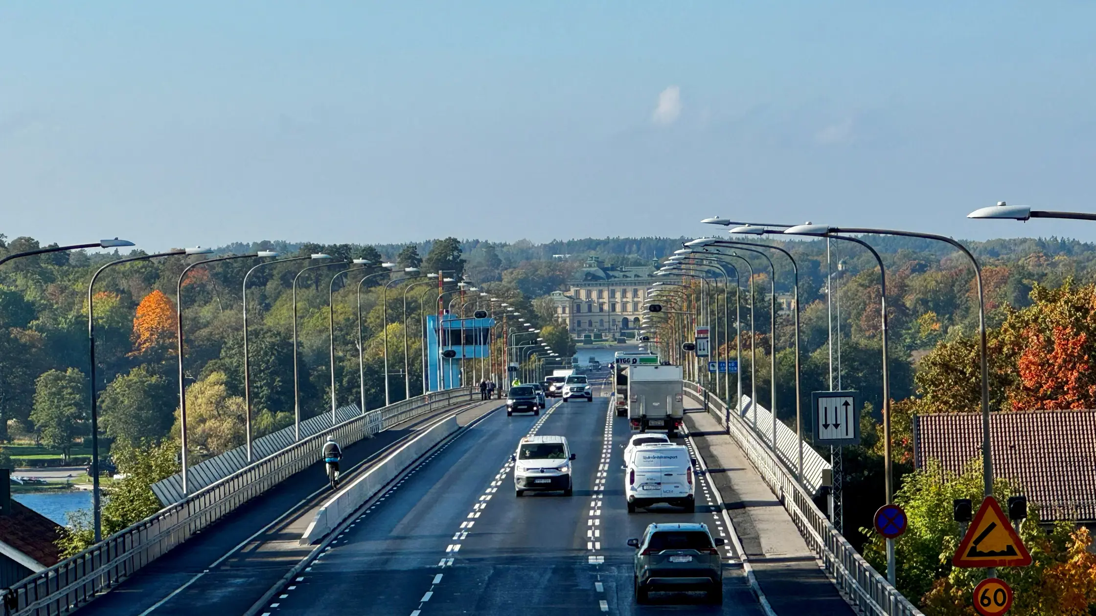 Fordon som åker på det reversibla körfältet på Nockebybron. Även cyklister och gående syns på bilden.