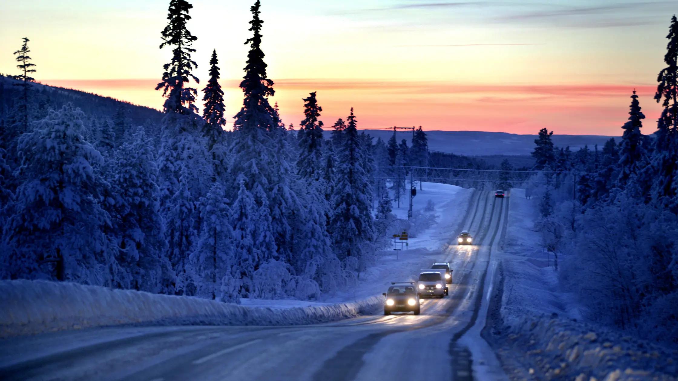 Trafik på vinterväg med packad snö mellan Lindvallen och Tandådalen