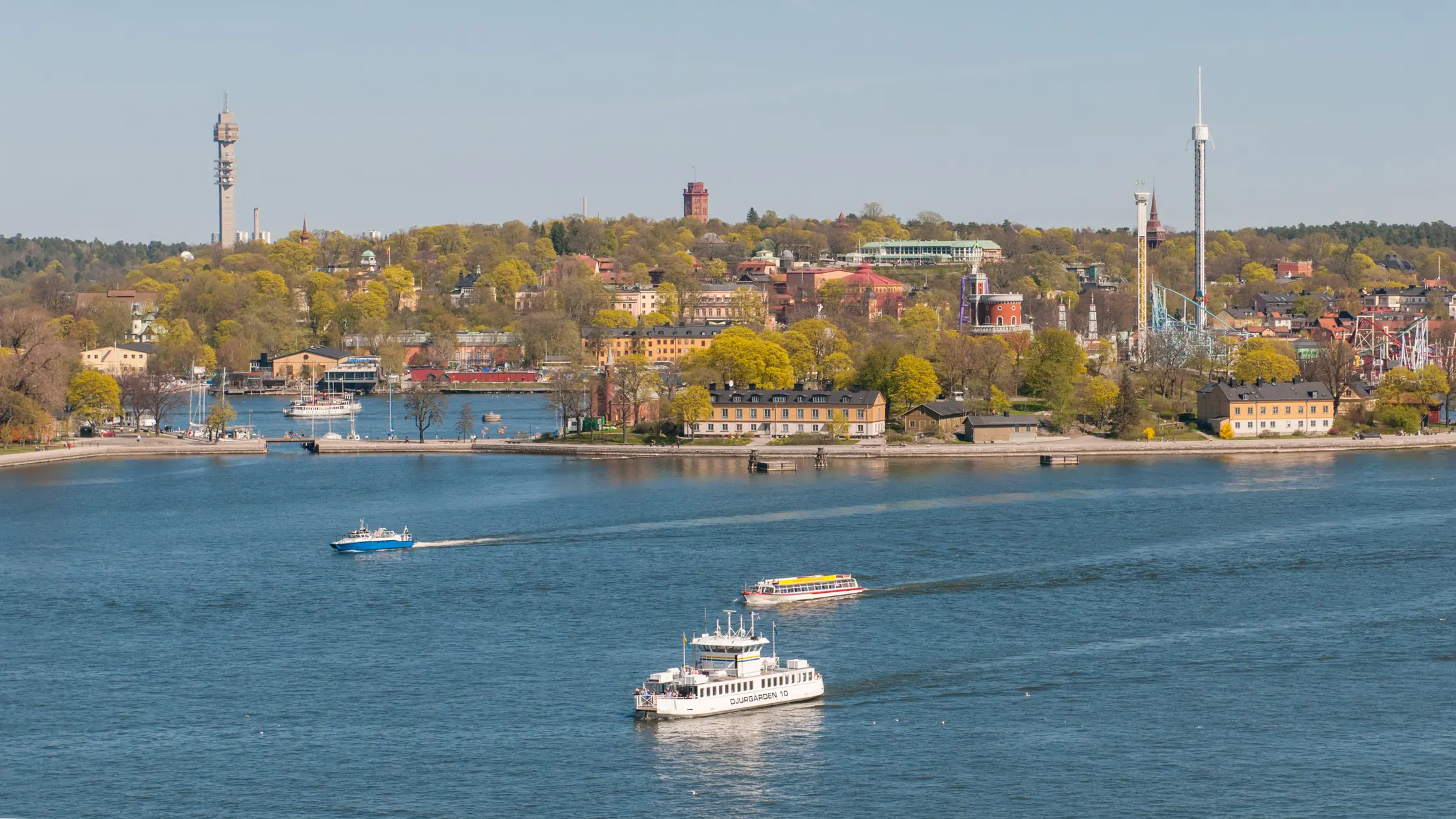 Utsikt mot Djurgården och Gröna Lund en vårdag i Stockholm