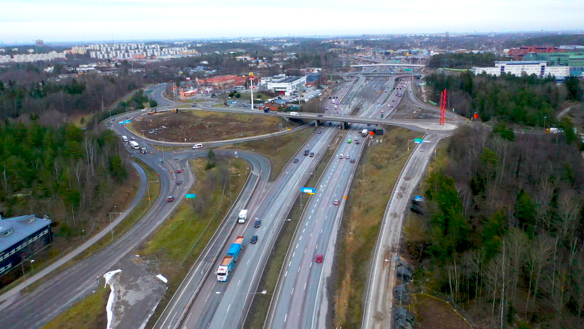Den befintliga bron i trafikplats Lindvreten ska rivas och ersättas av en ny större cirkulationsplats med nya av- och påfarter. Det gör vi för att förbättra trafikflödet i trafikplatsen när E4 Förbifart Stockholm är färdigbyggt.