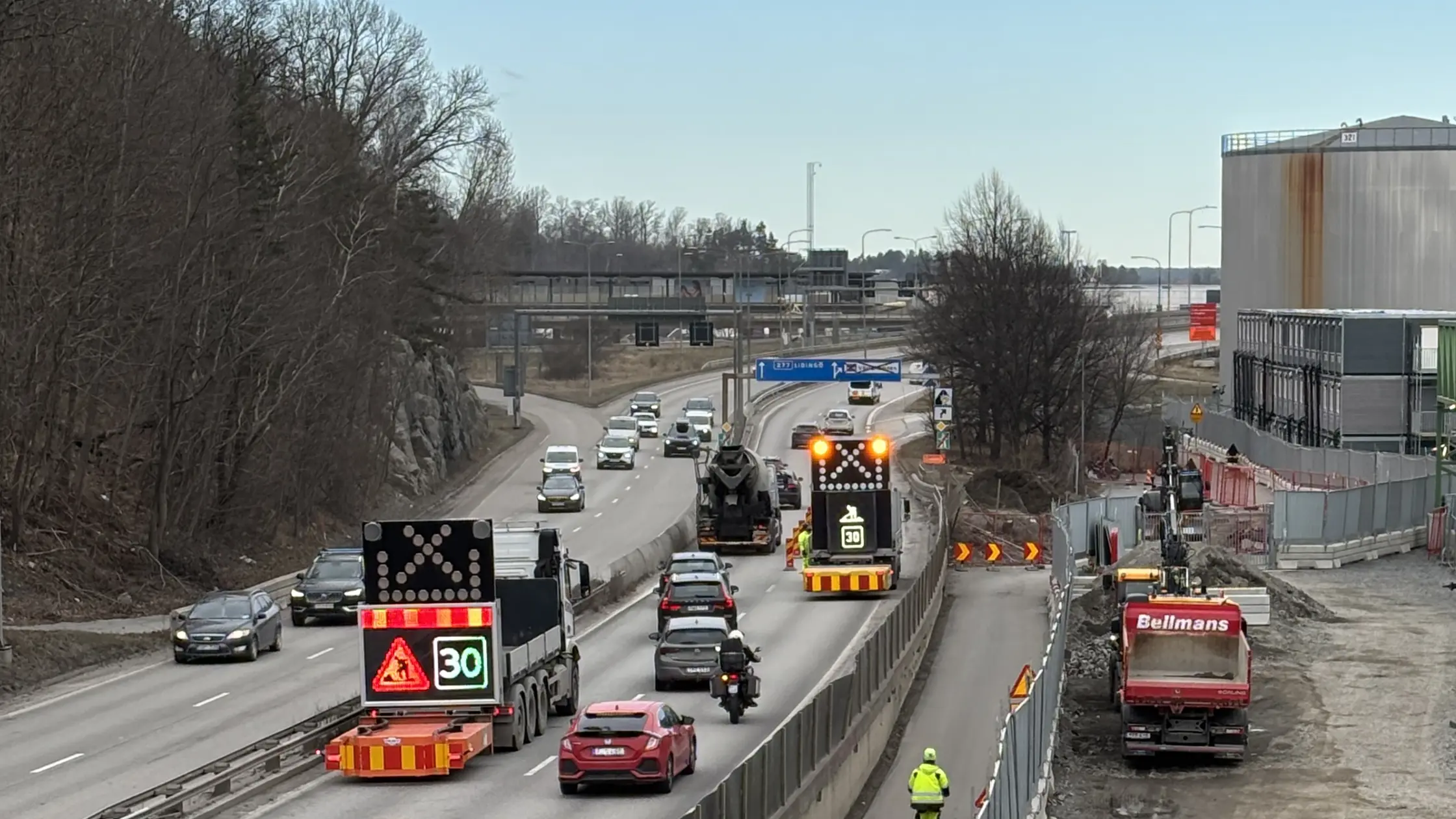 Trafik på Lidingövägen, TMA-fordon som stannar upp trafiken på grund av arbete vid vägen.