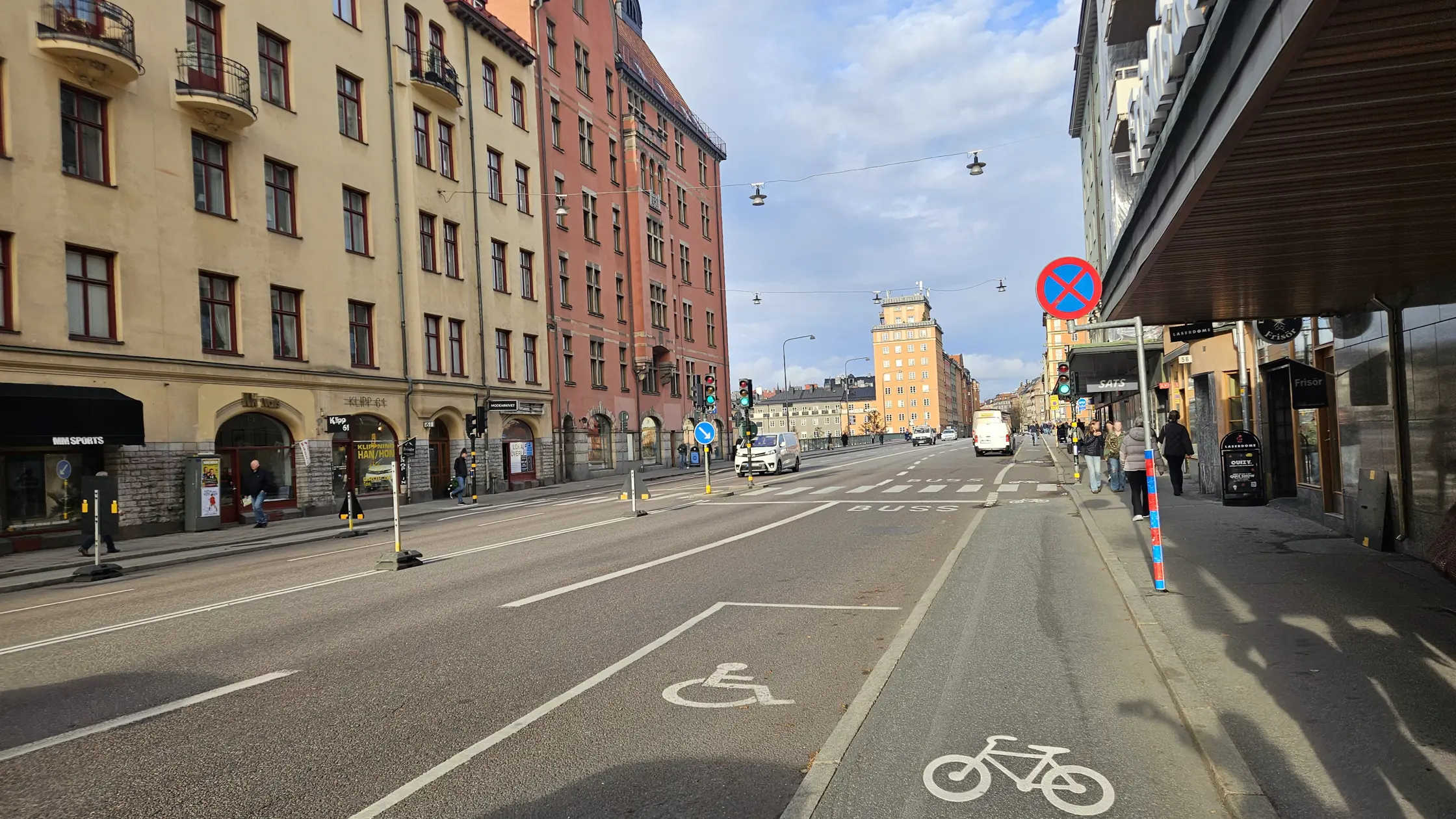 Trafik och människor som rör sig på Sankt Eriksgatan och Sankt Eriksbron.