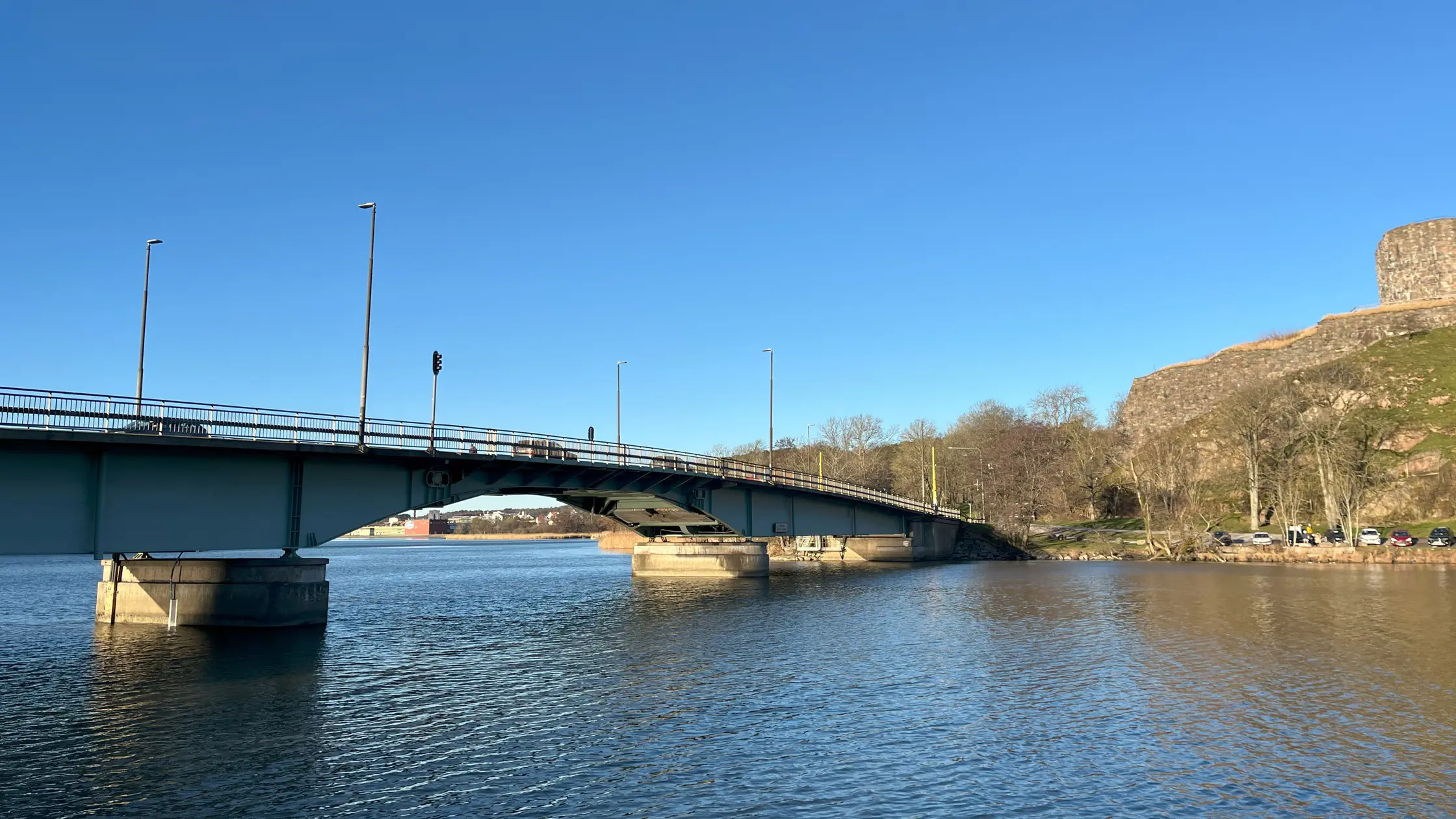 Bohusbron i Kungälv syns från sidan från fastlandet. 