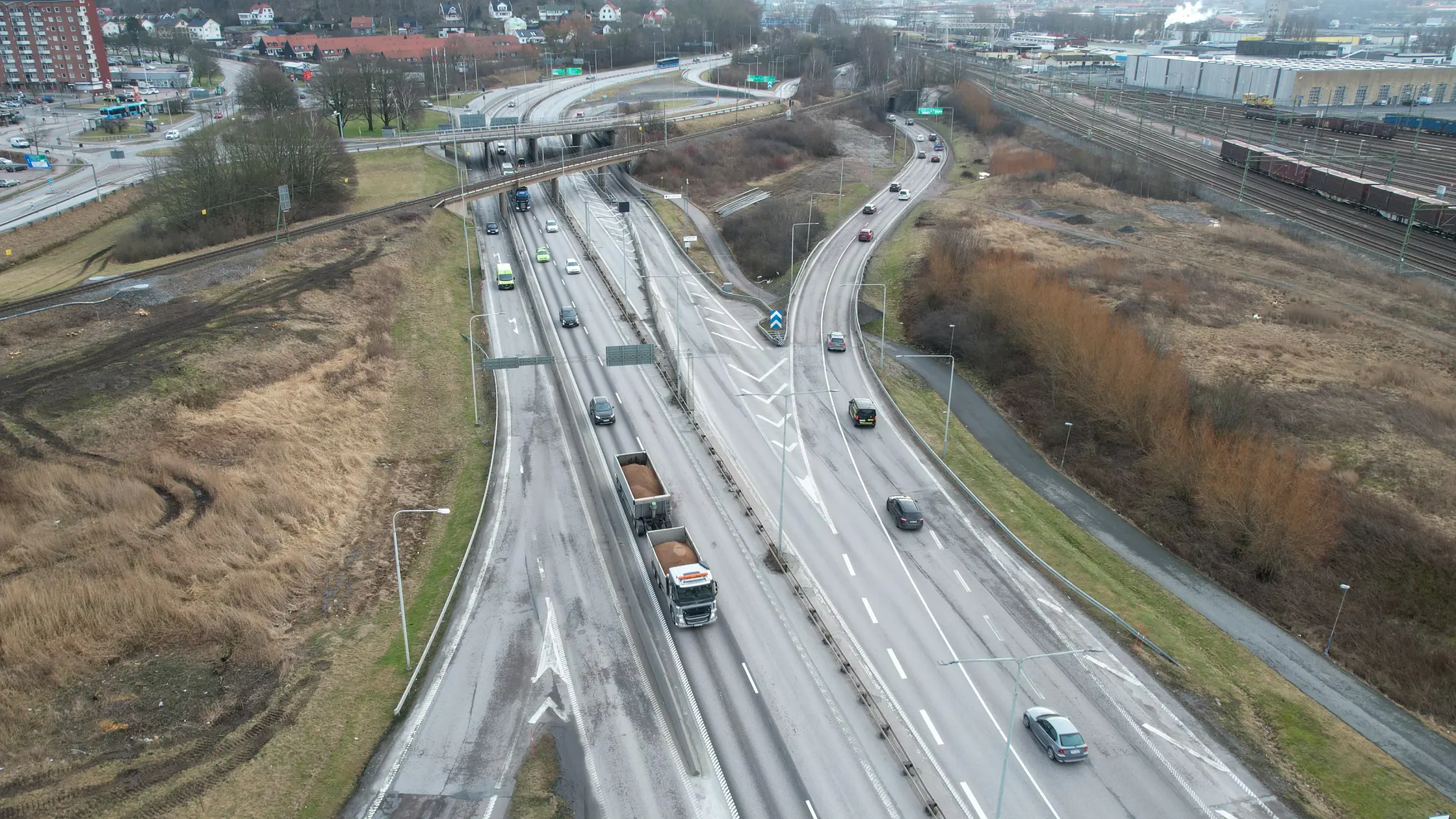 Drönarbild över Brunnsbomotet vid Lundbyleden i höjd med Östra Magårdsvägen.