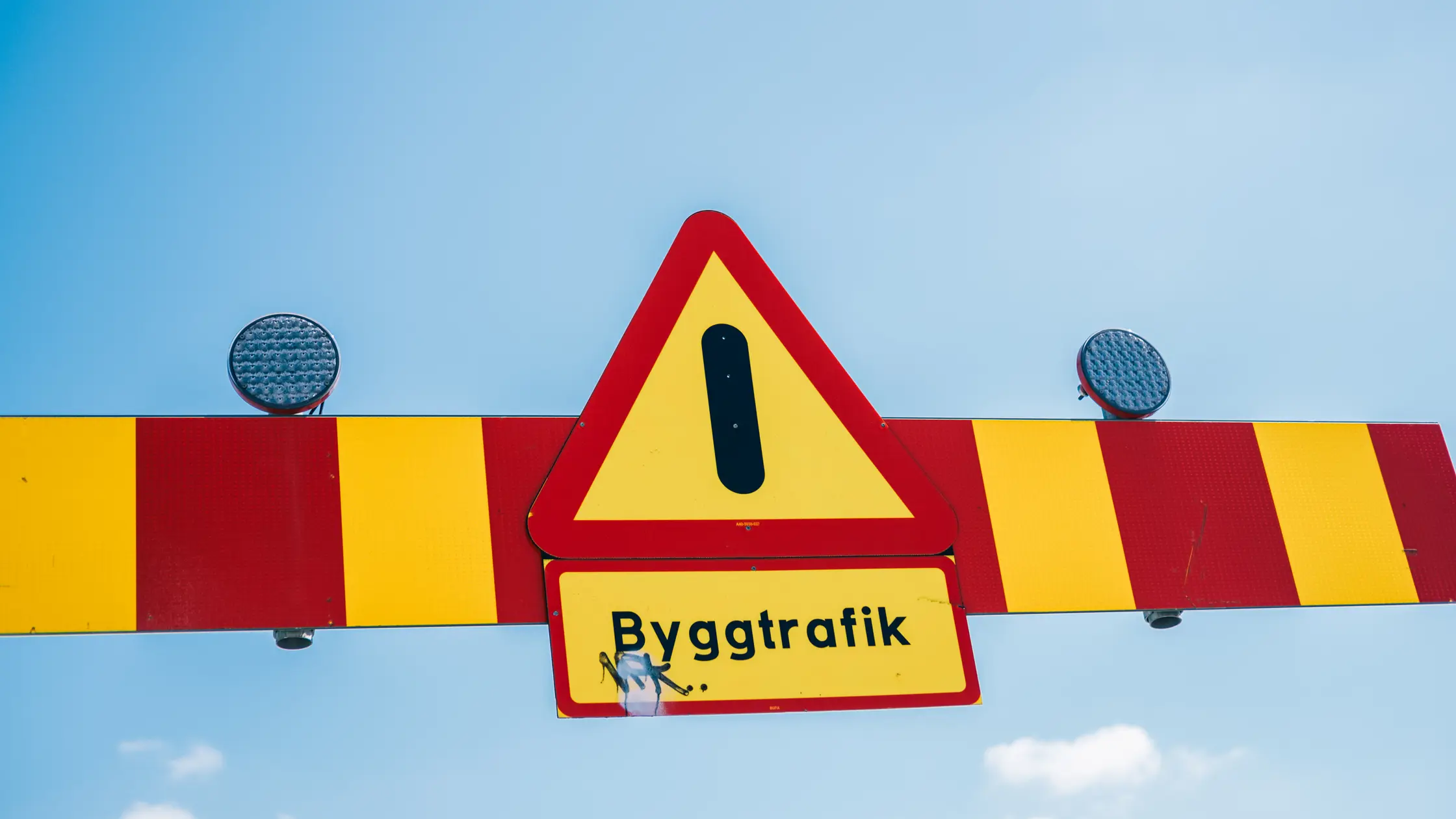 Skylt som varnar för byggtrafik