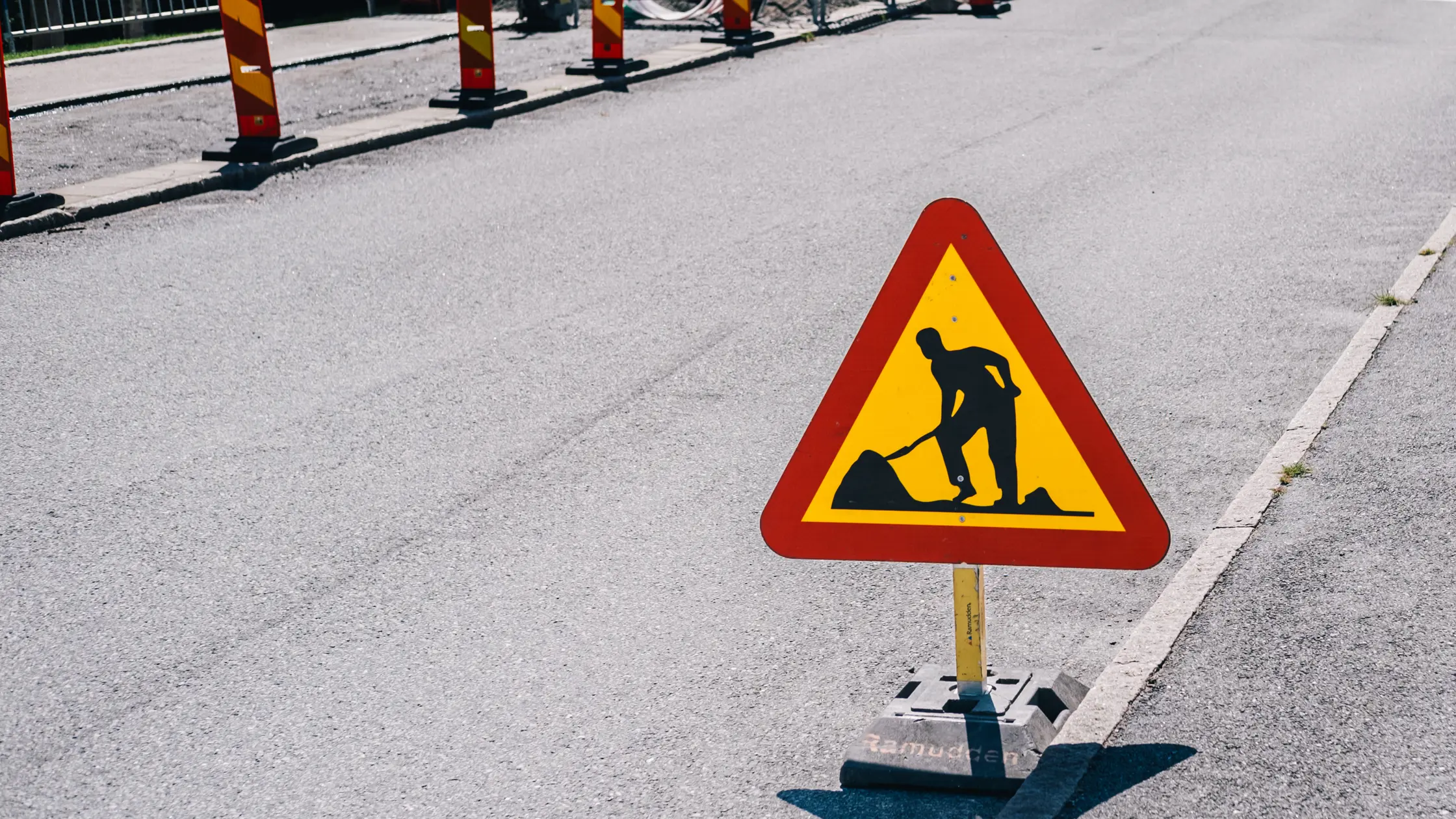Skylt som visar på vägarbete