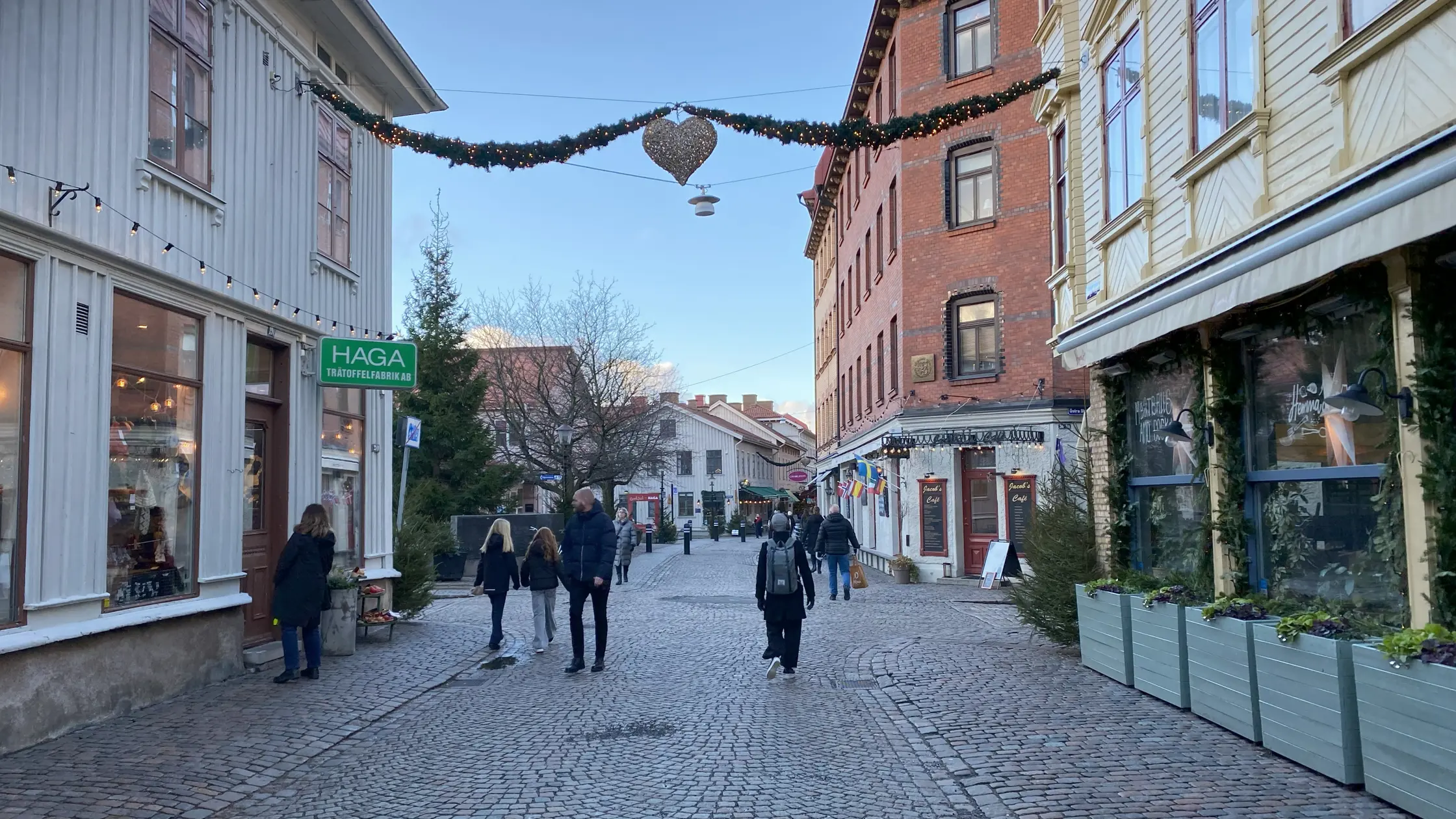 gångtrafikanter på Haga Nygata