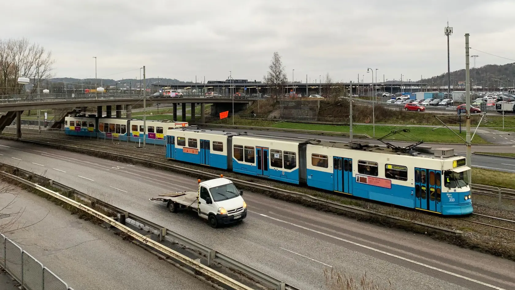 bil och spårvagn kör på hjalmar brantingsgatan vid frihamnsmotet