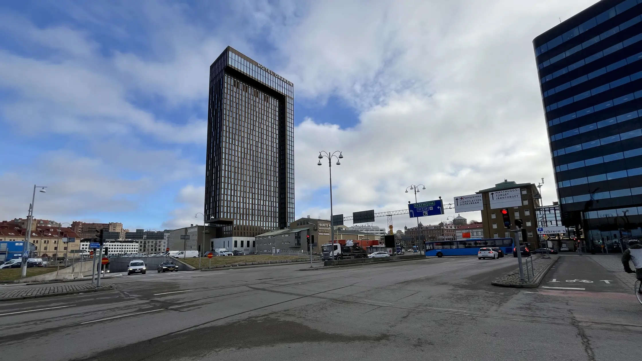Fordonstrafik syns i Järntorgsmotet. Hotel Draken i bakgrunden.