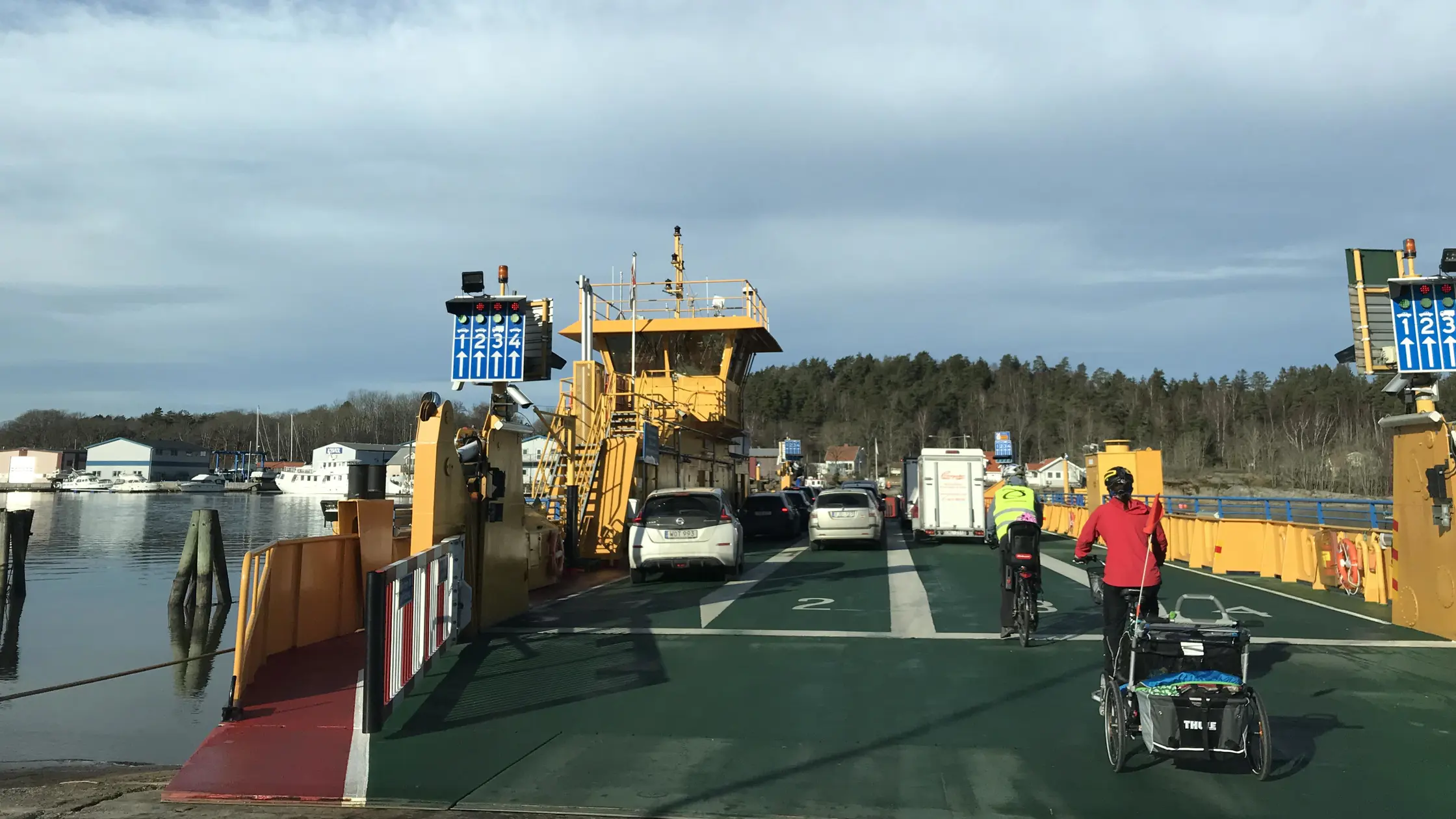 Kornhallsfärja står inne och väntar på att få ta trafikanter över Nordre älv en cyklist kör just på.