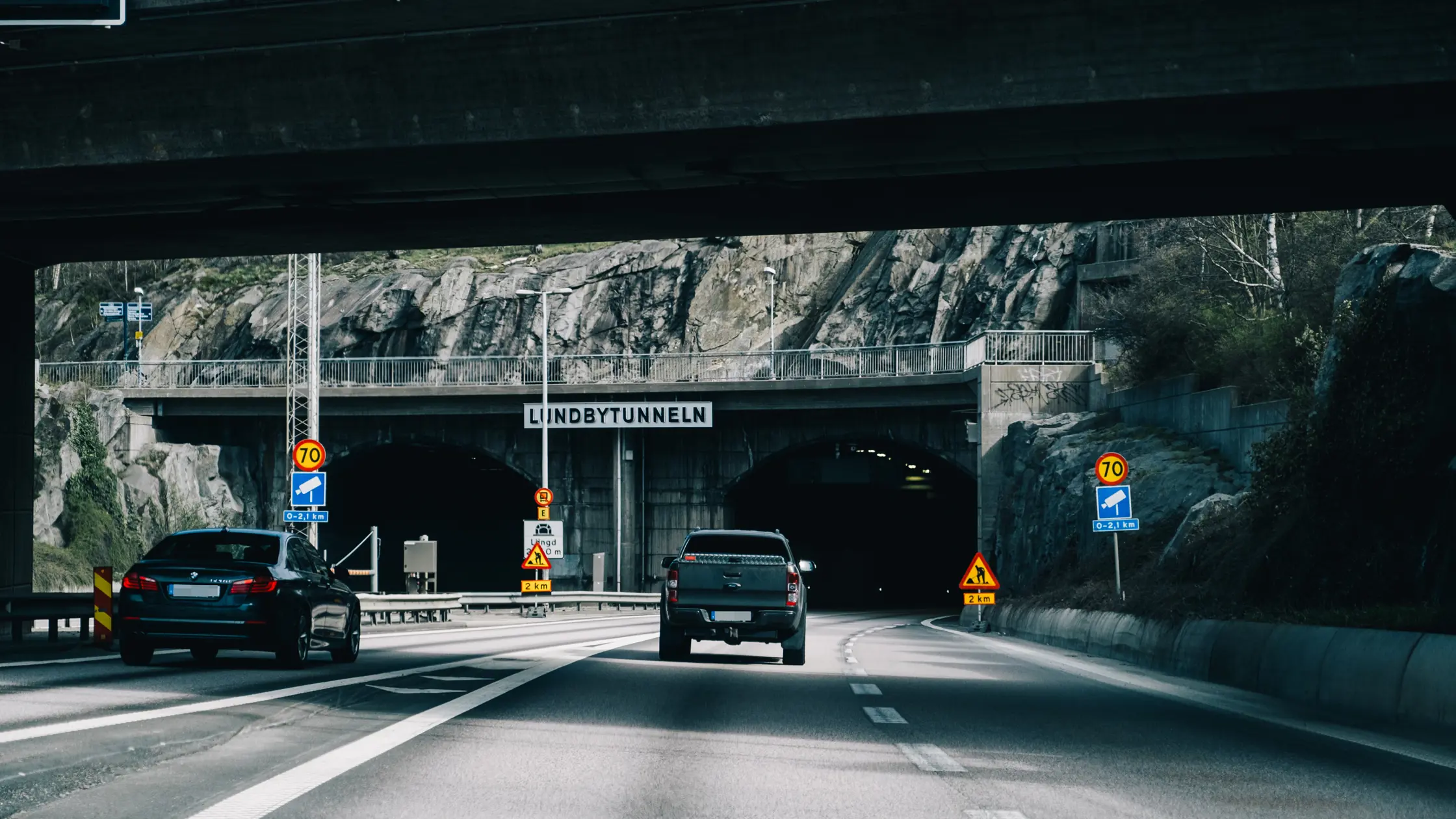 Två bilar kör i riktning mot Lundbytunneln