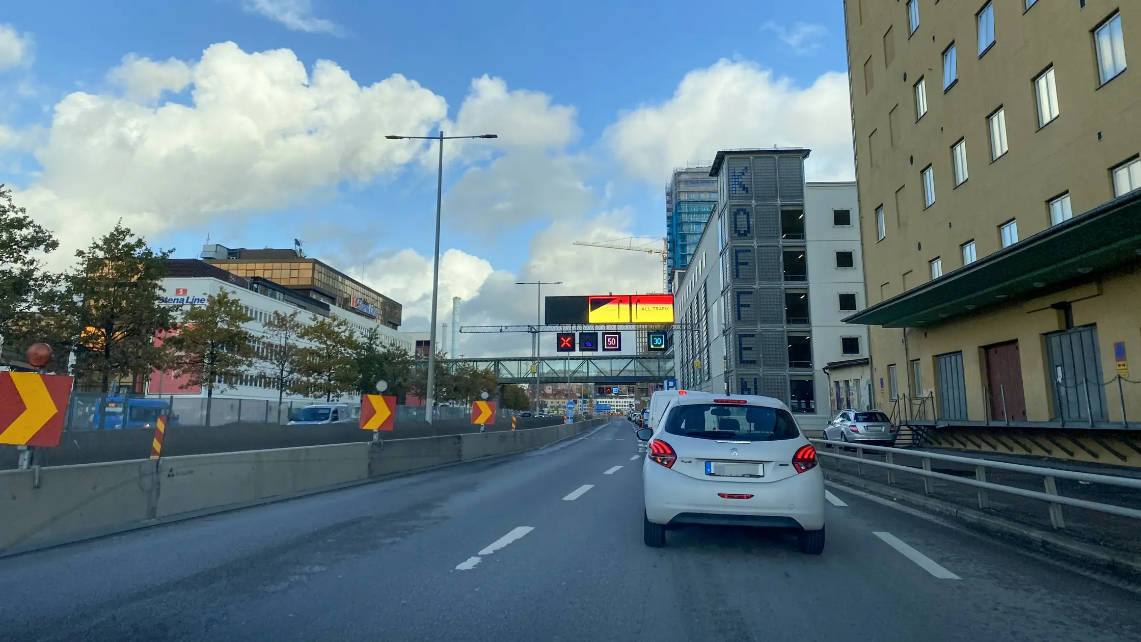 Bilar kör längs Oscarsleden.