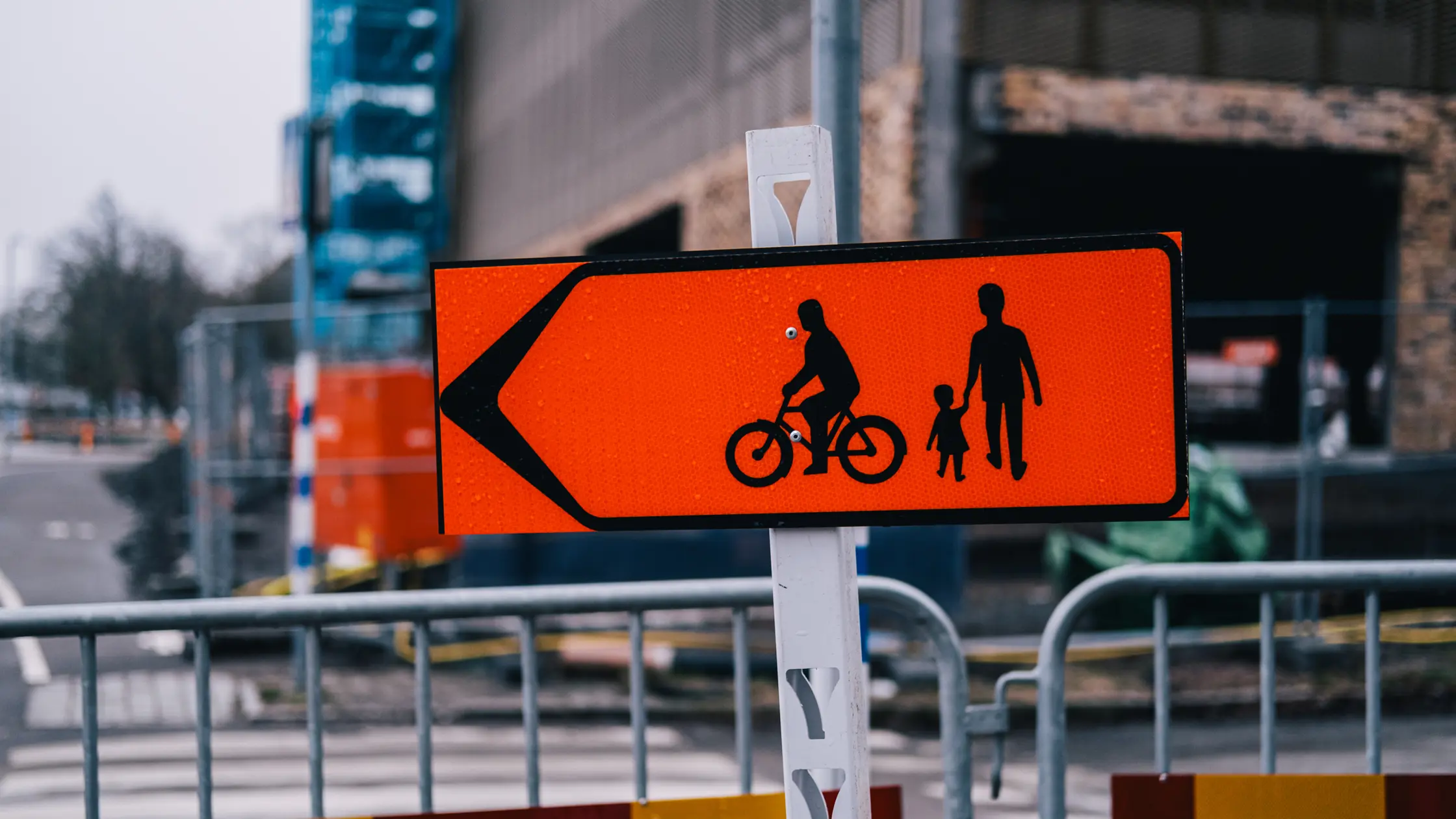 Orange skylt som visar omledning för gång- och cykel.