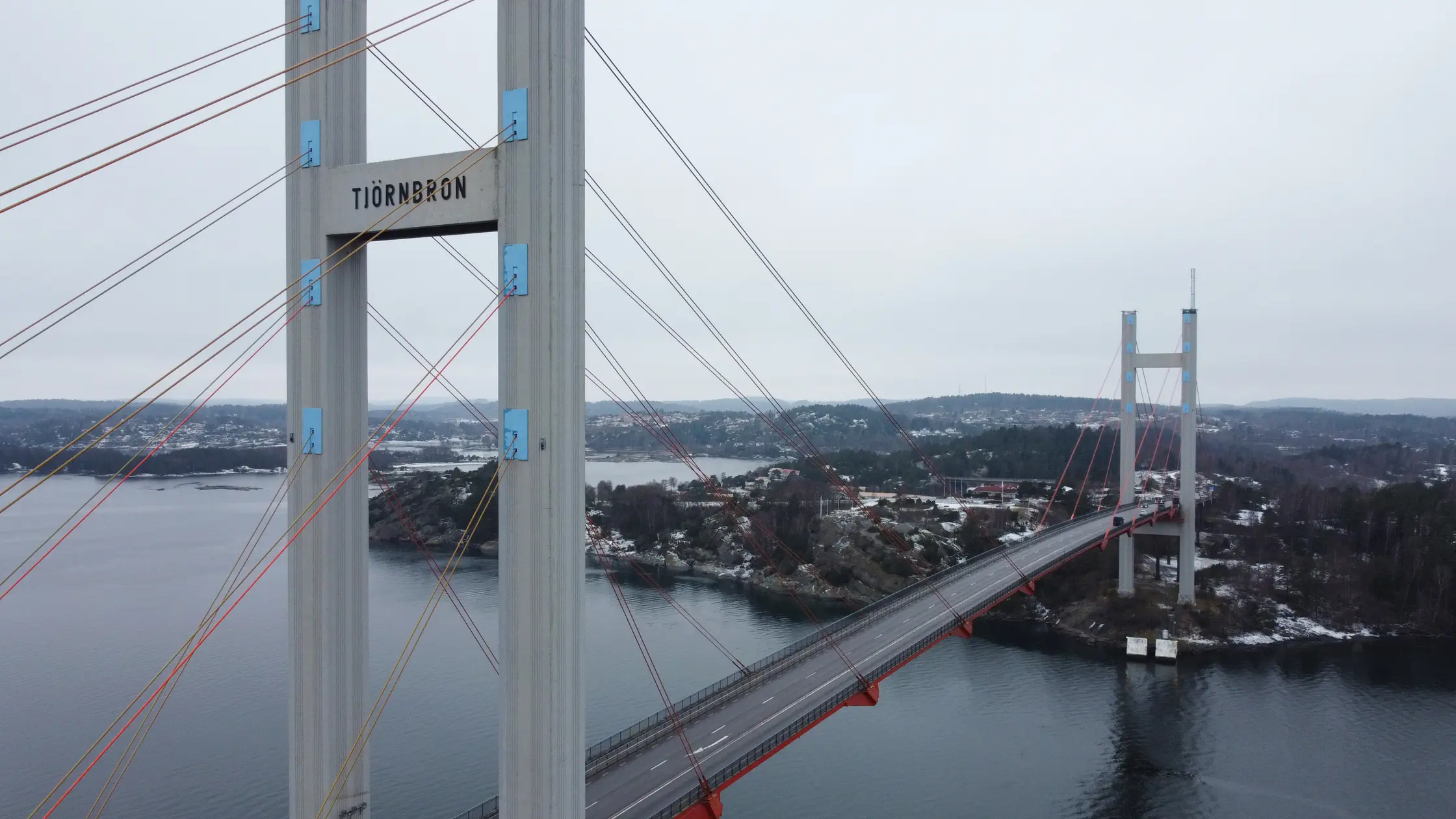 Tjörnbron syns från sidan med pylonerna.