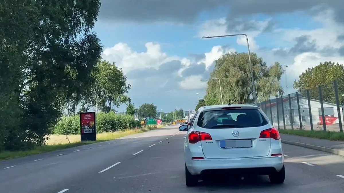 En bil som kör på Transportgatan