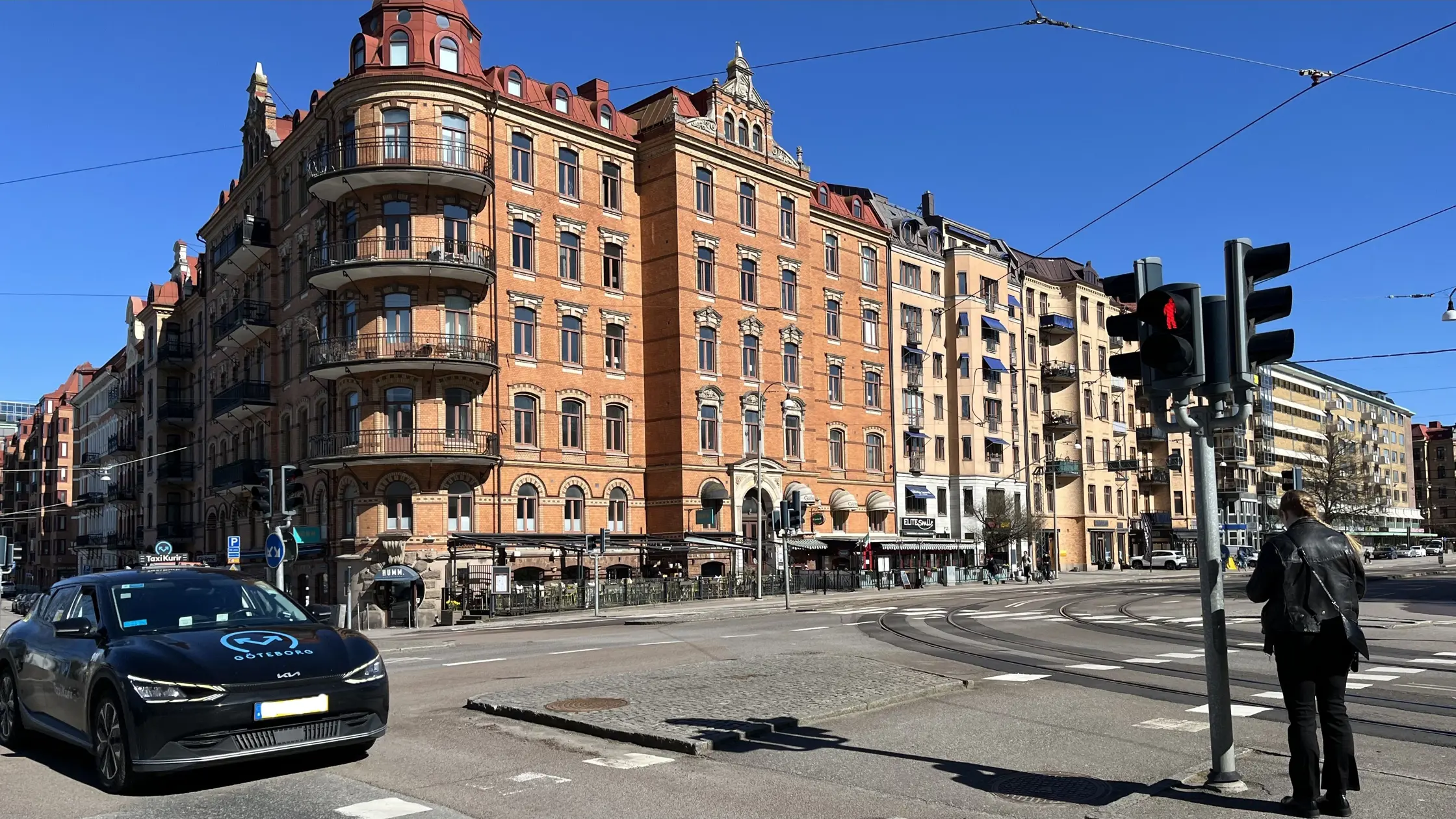 En taxibil och en fotgängare i korsningen Södra Vägen-Engelbrektsgatan