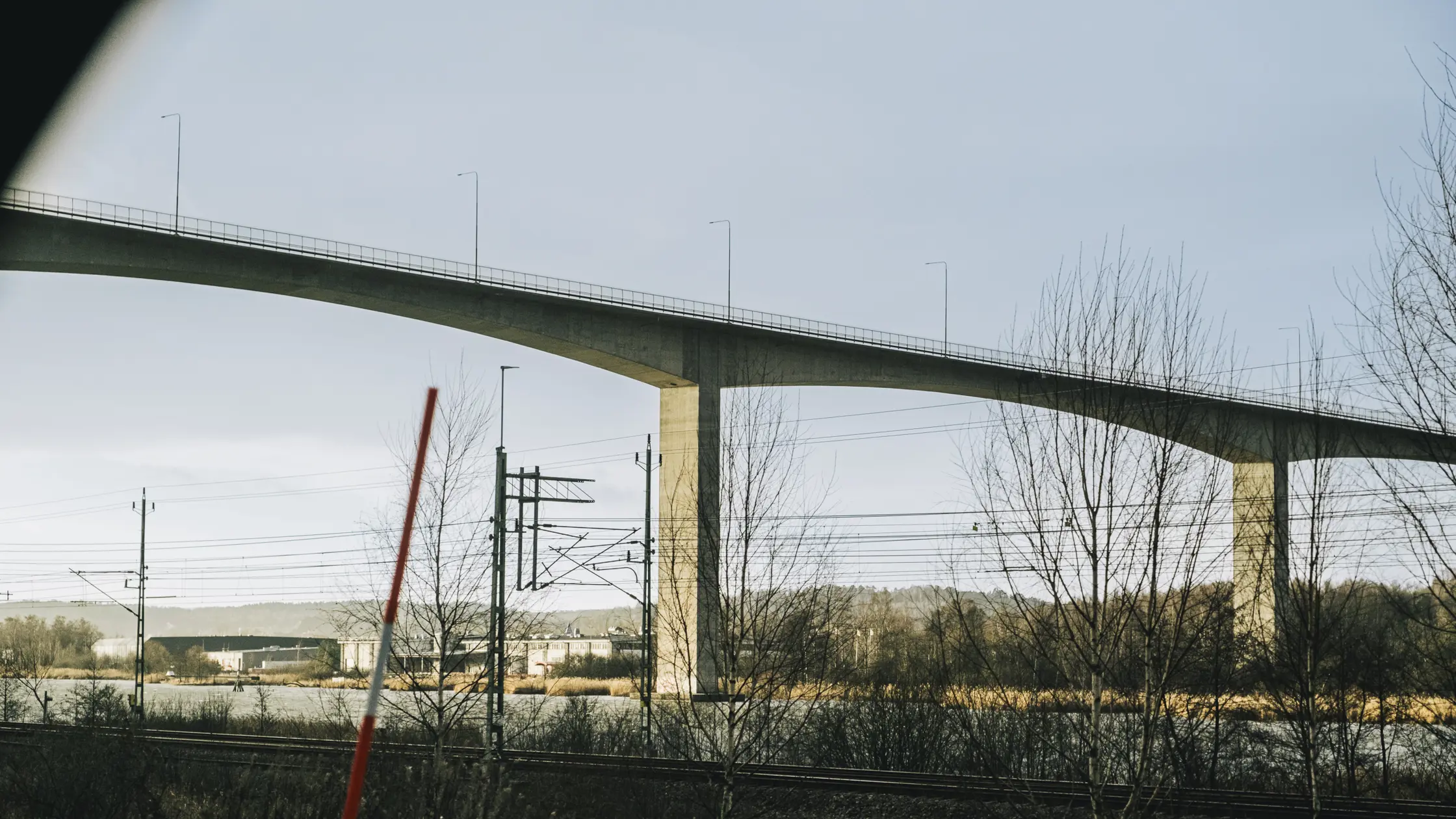 Angeredsbron syns från E45 i solljus