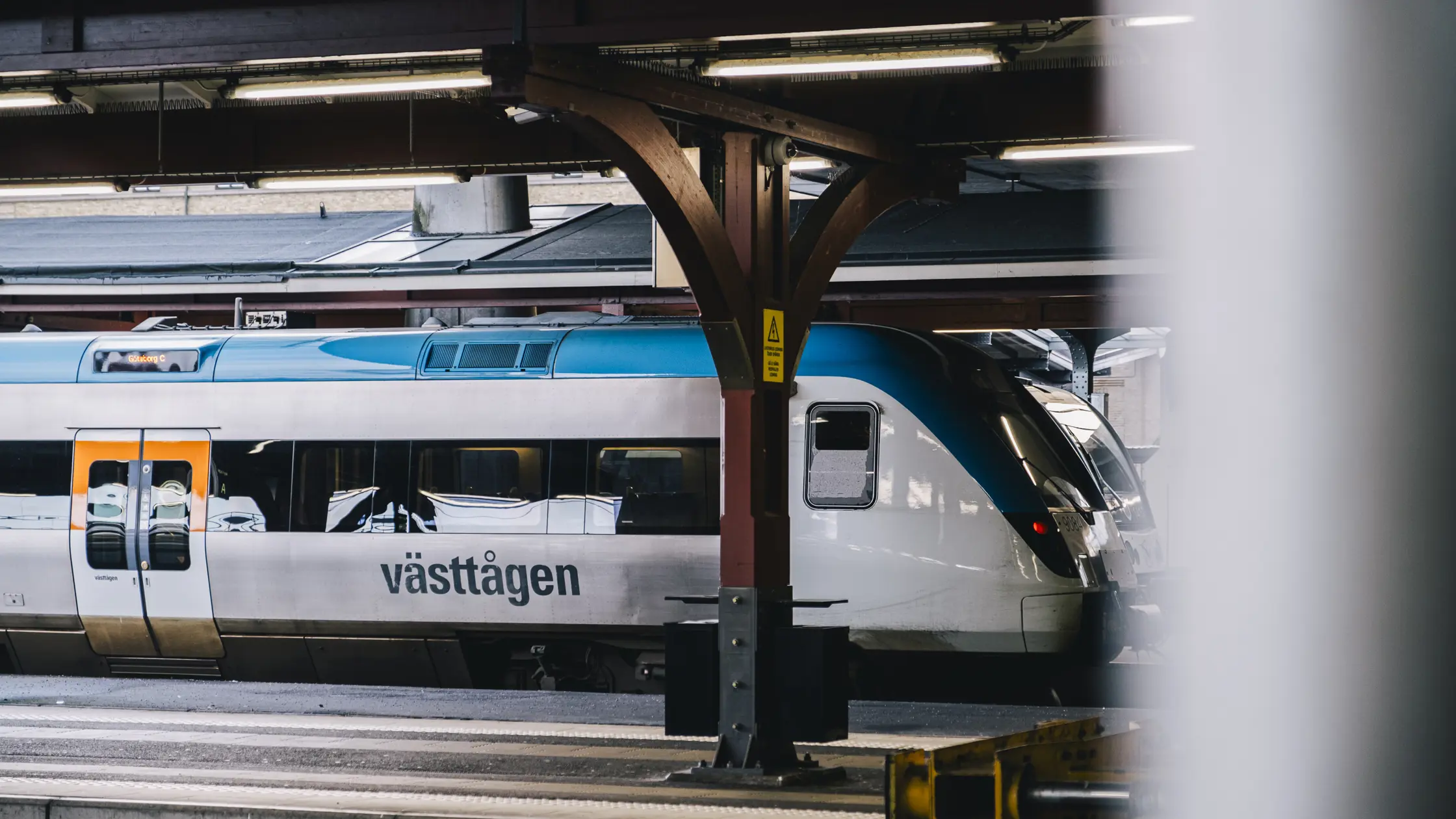 Västtåg på perrongen vid Centralen