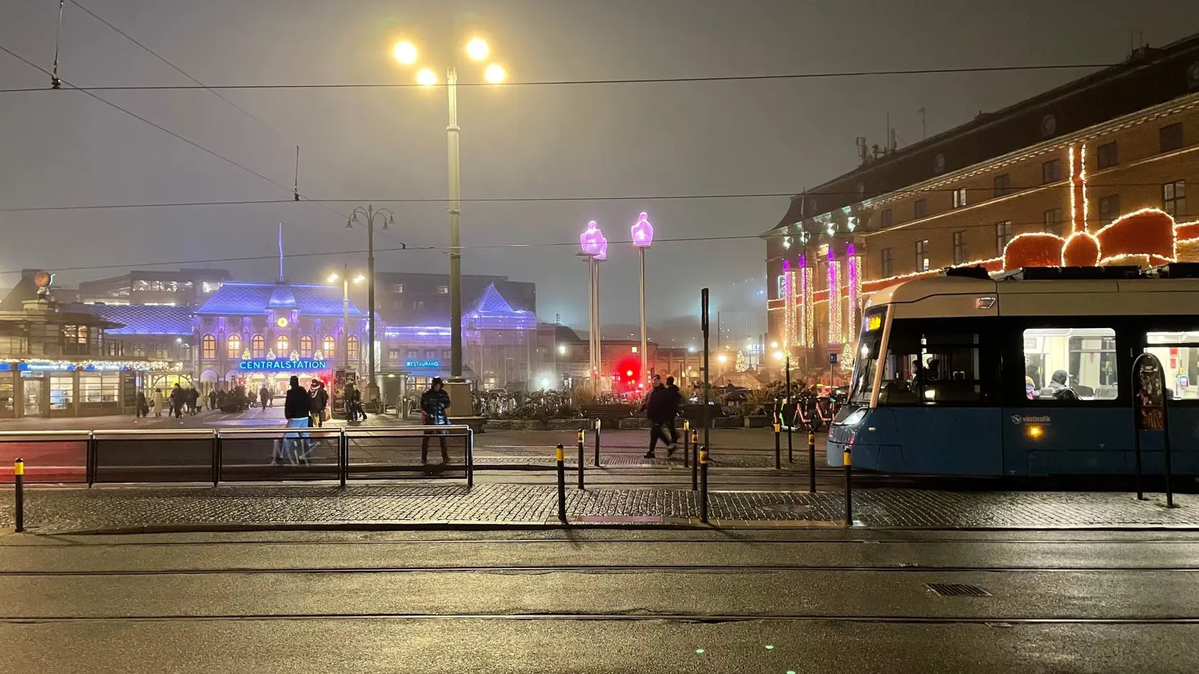 En spårvagn är på väg in till hållplats Drottningtorget en dimmig decemberkväll.