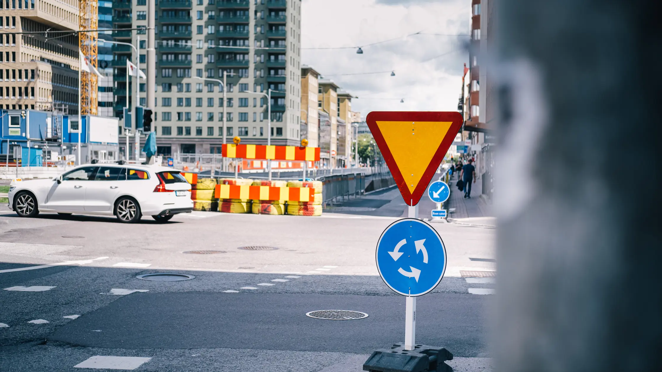 En personbil kör i korsning på Första Långgatan. Däck som blockerar körfält syns i bakgrunden.