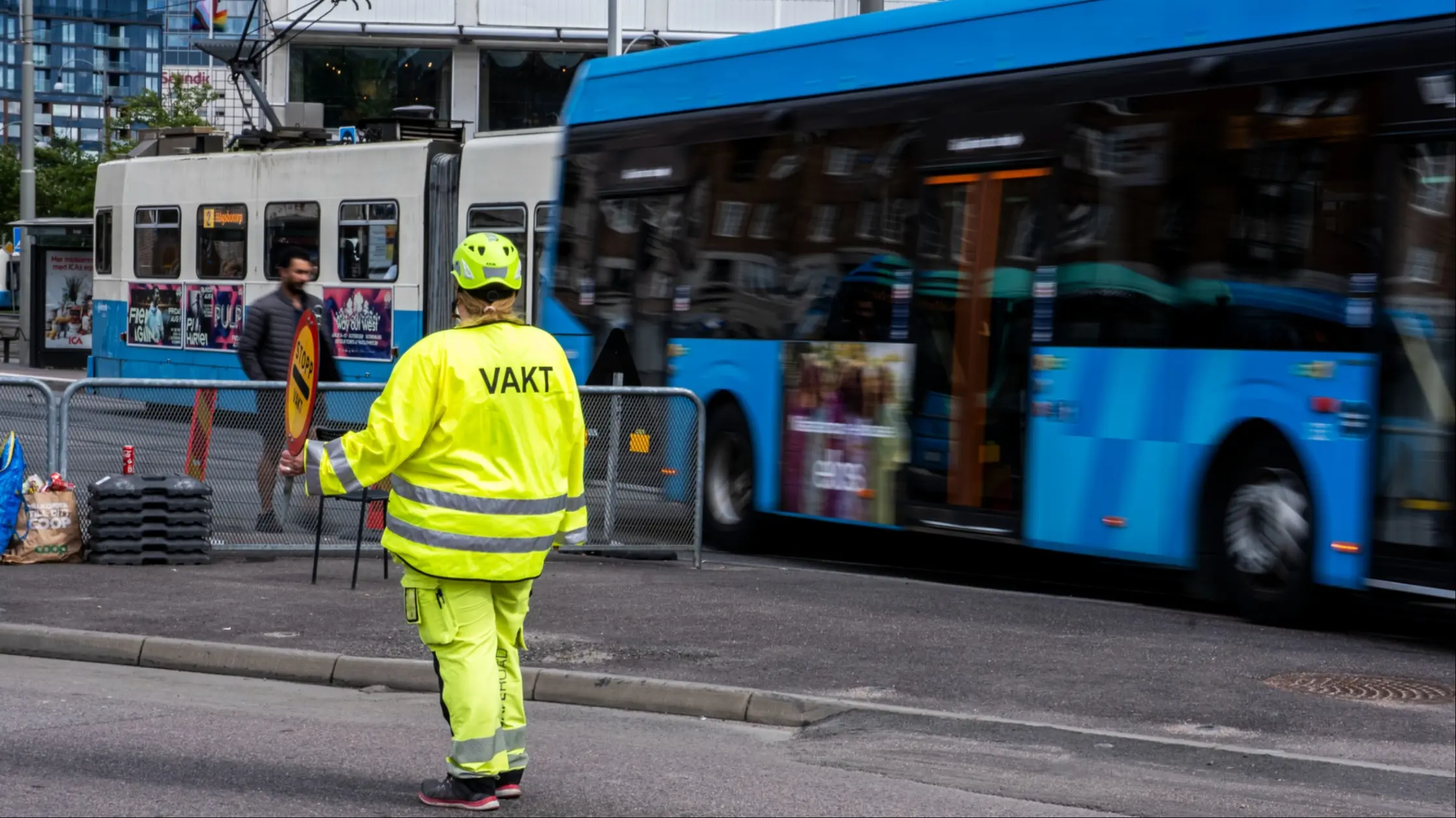 Spårvagn, buss och flaggvakt vid Korsvägen
