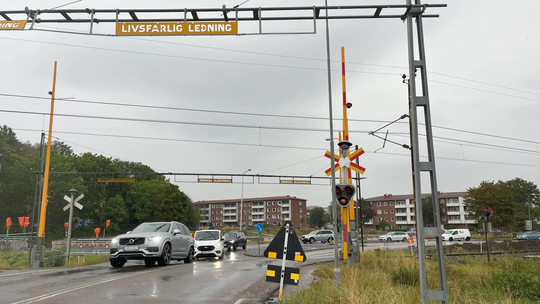Bilar kör över järnvägsspåret vid Västra Magårdsvägen när Lillhagsvägen stängts för trafik.