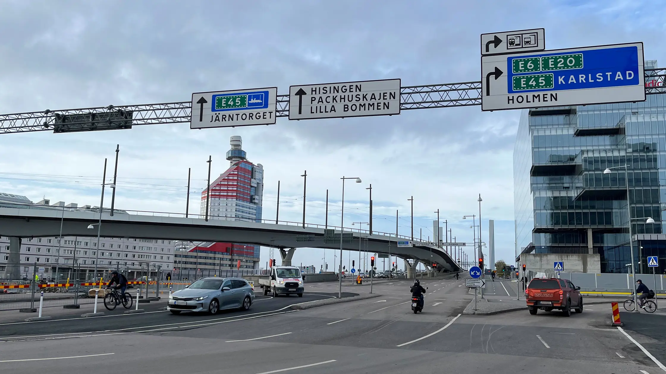 Bilar och en cykel kör över Stadstjänarebron i höjd med Hisingsbron
