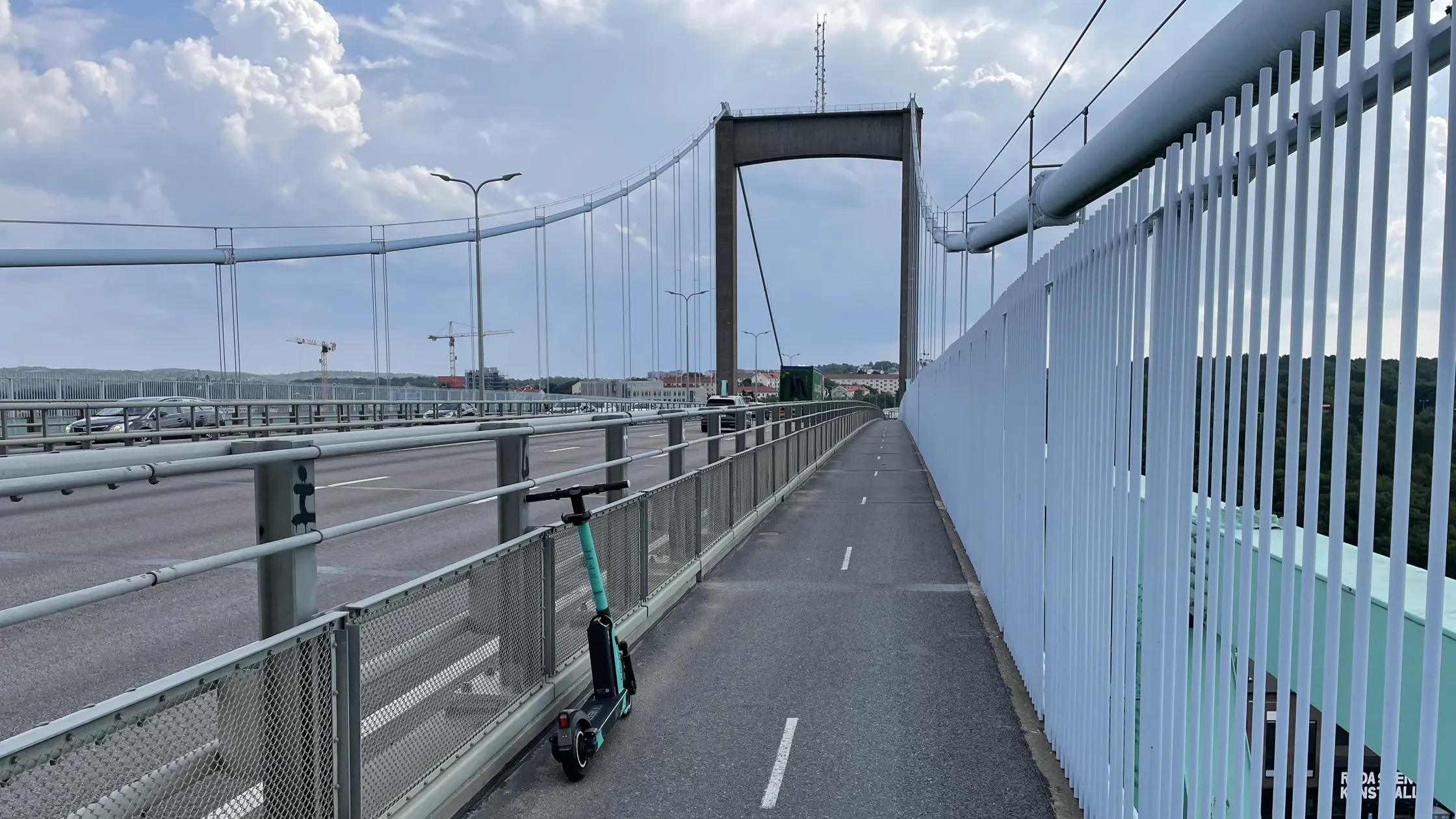 En elsparkcykel står felparkerad på Älvsborgsborns västa gång- och cyeklbanan ut mot havet