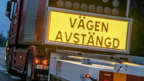 Skylt på TMA-bil där det står väg avstängd.