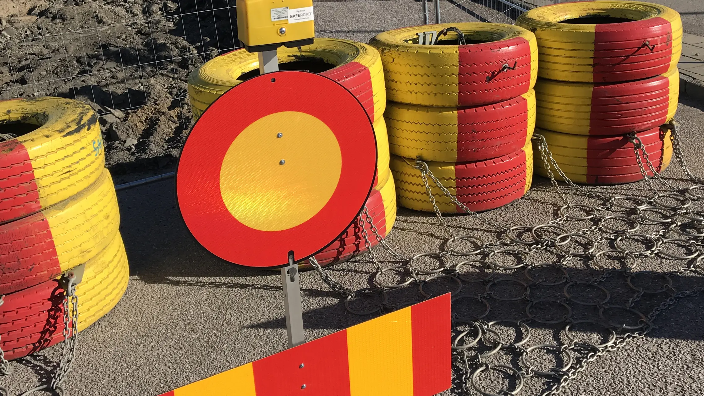 Röd och gulmålade däck utlagda för avspärrning