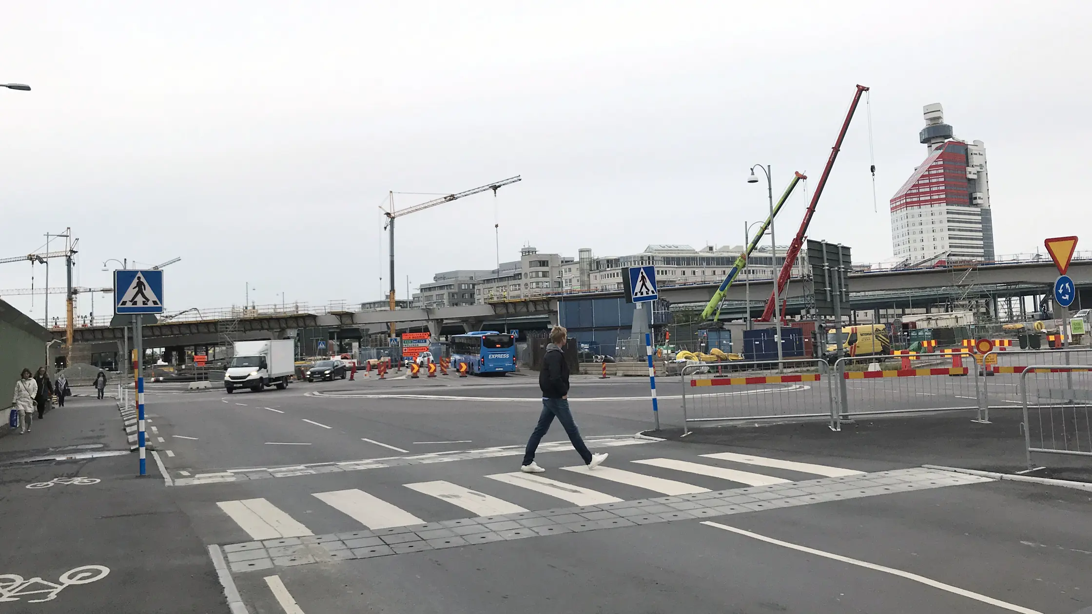 Bergslagsrondellen strax norr om Centralen, där fotgängare passerar ett övergångsställe.