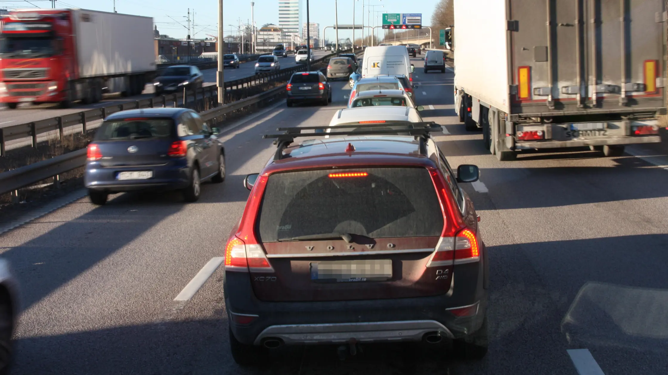 Rader av bilköer syns längs E6 genom Göteborg.