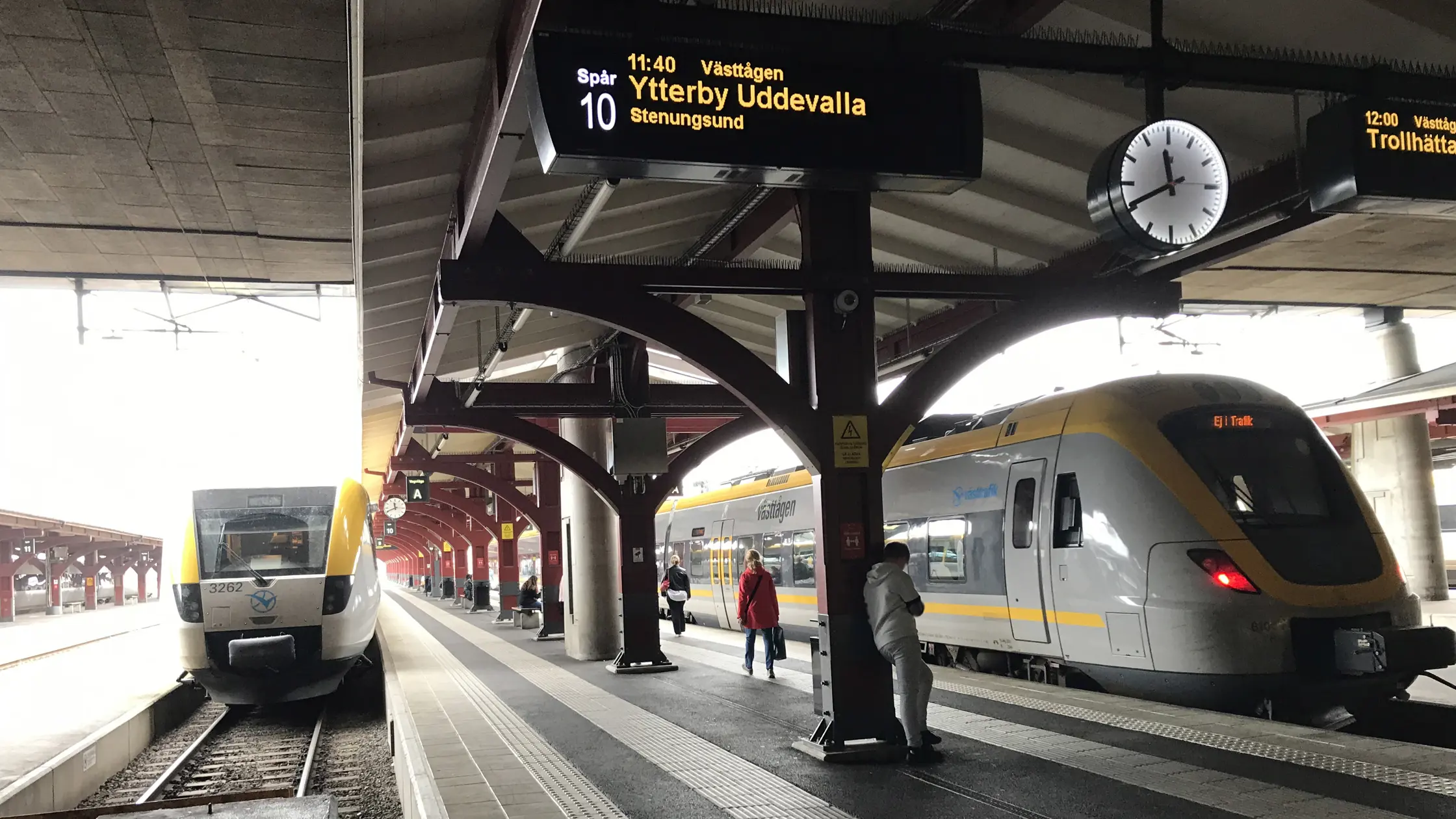 Göteborgs Central från spår 10 avgår ett  tåg mot Ytterby-Udevalla människor väntar på perrongen.