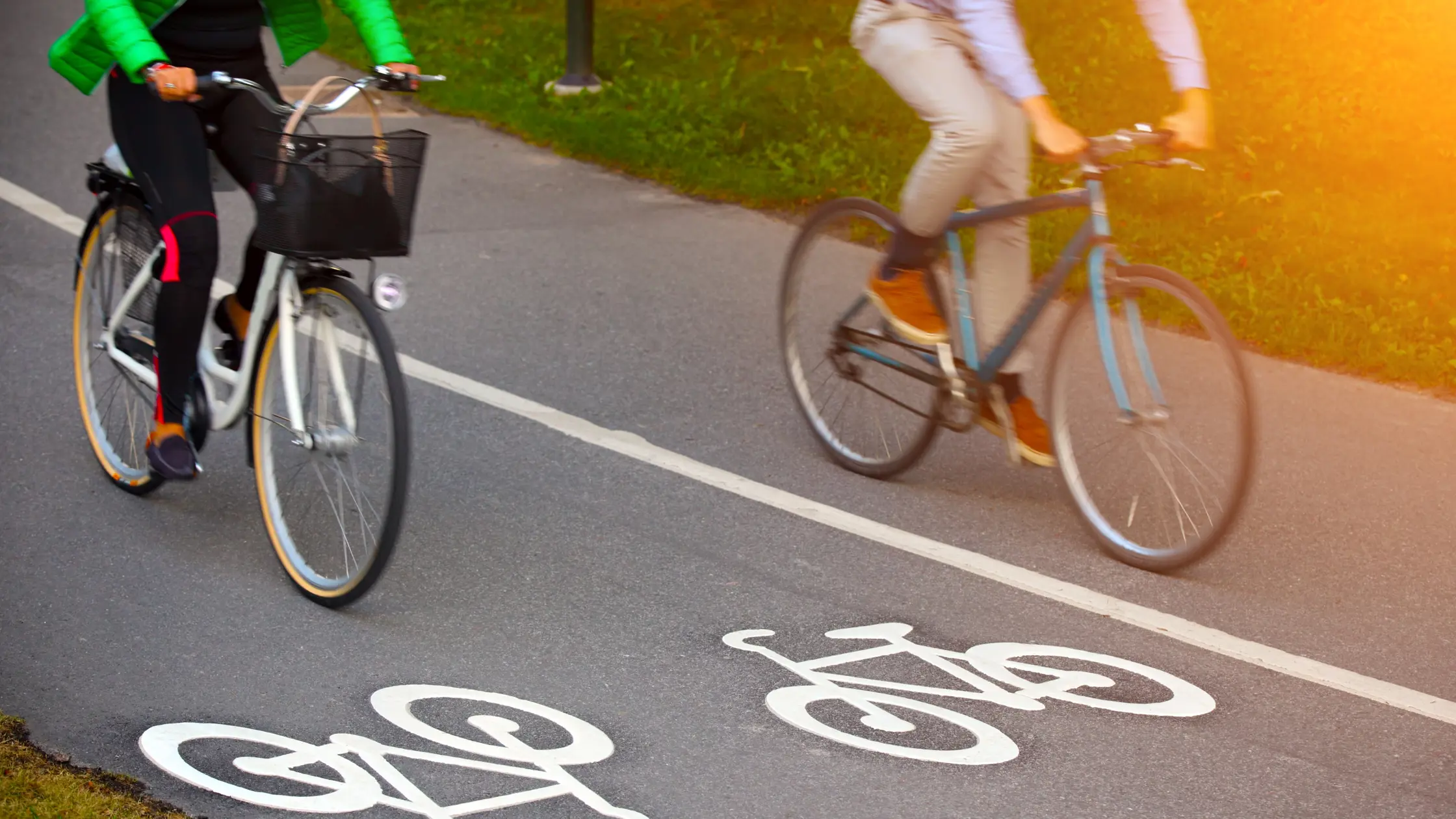 Cykelbana med cyklister som passerar.