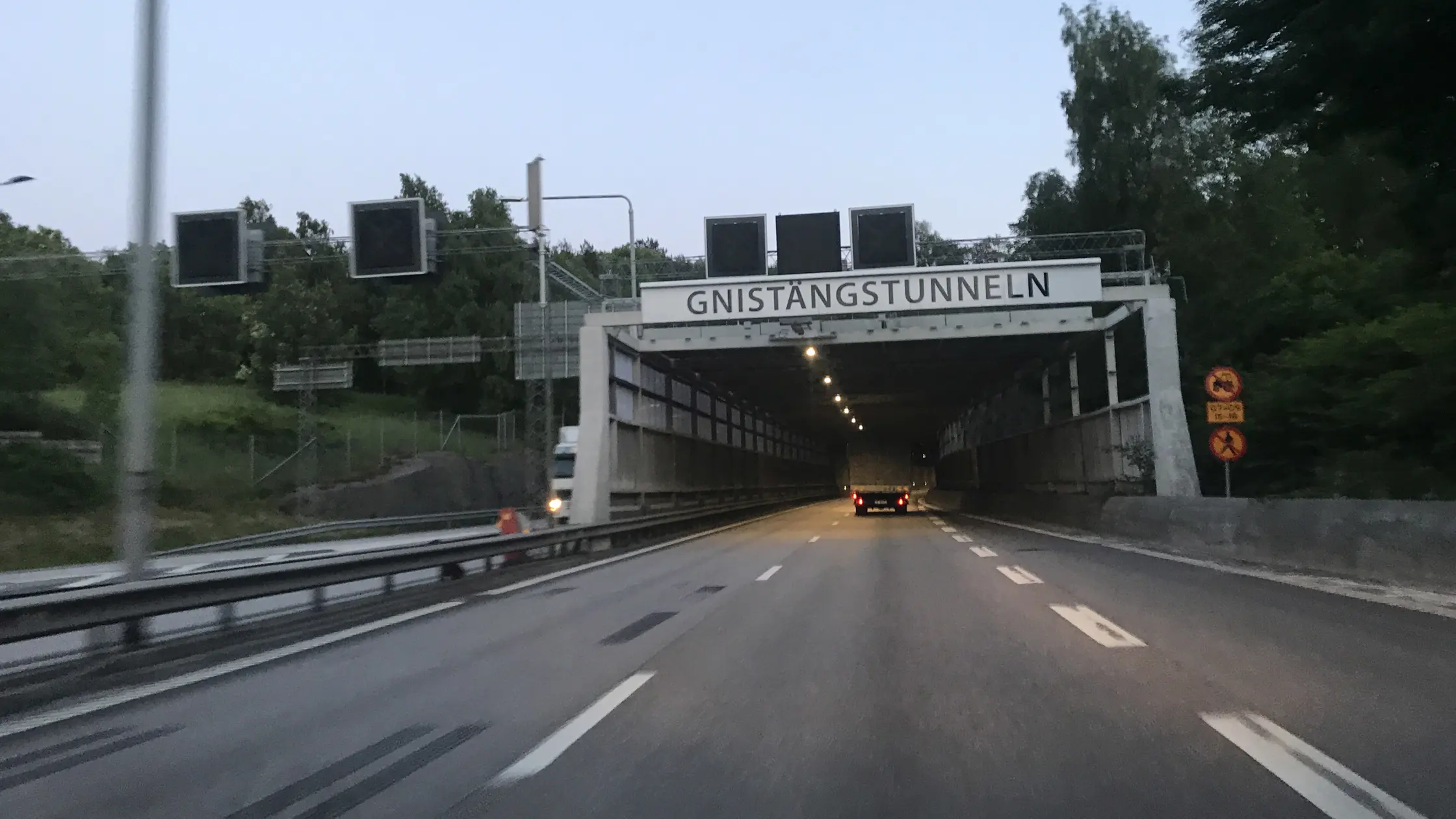 Gnistängstunnelns ena tunnelrör syns inifrån en bil och utan några bilar på körfältet. 