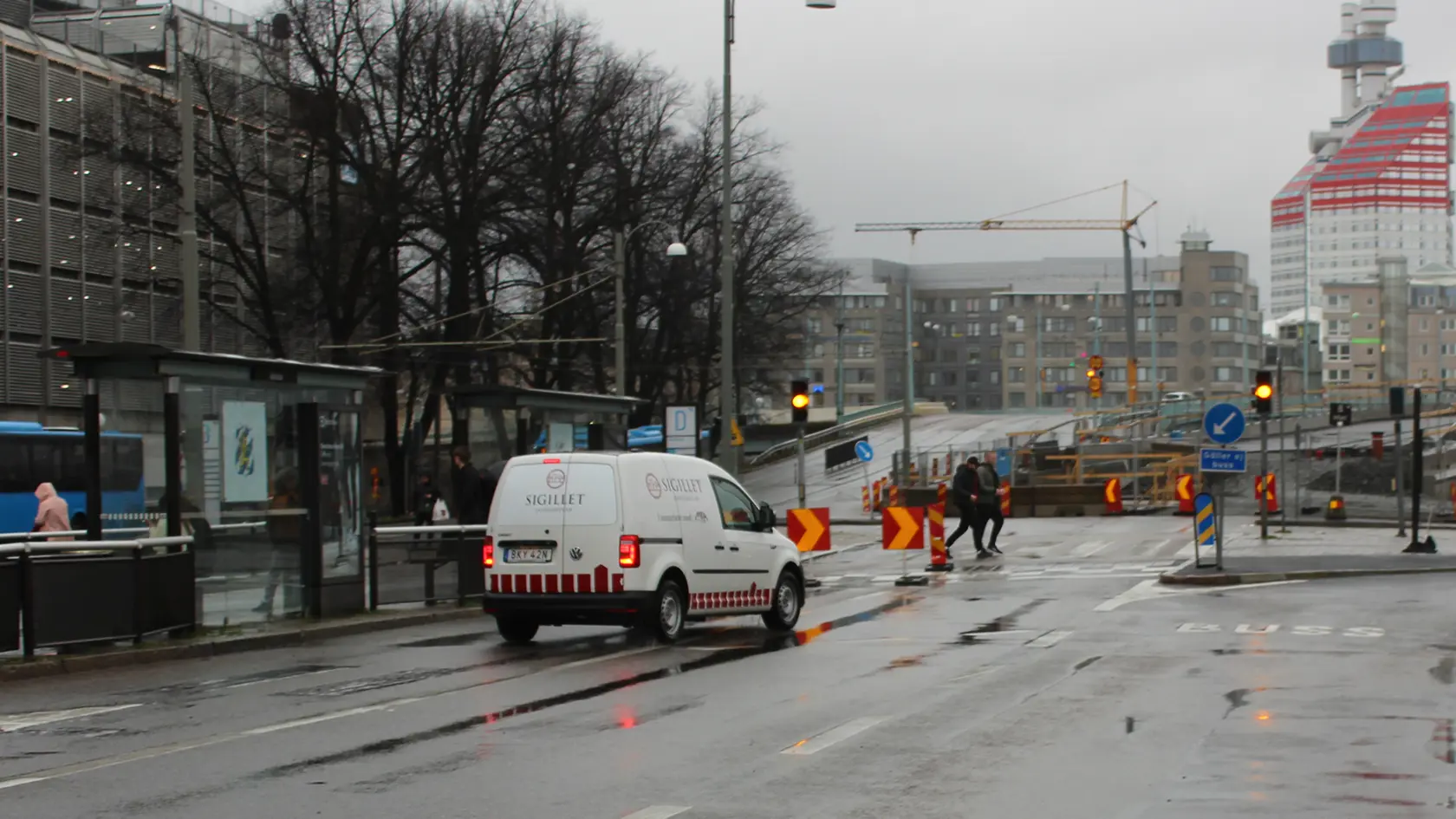 Bilist kör på Nils Ericsonsgatan i riktning mot Hisingen. 