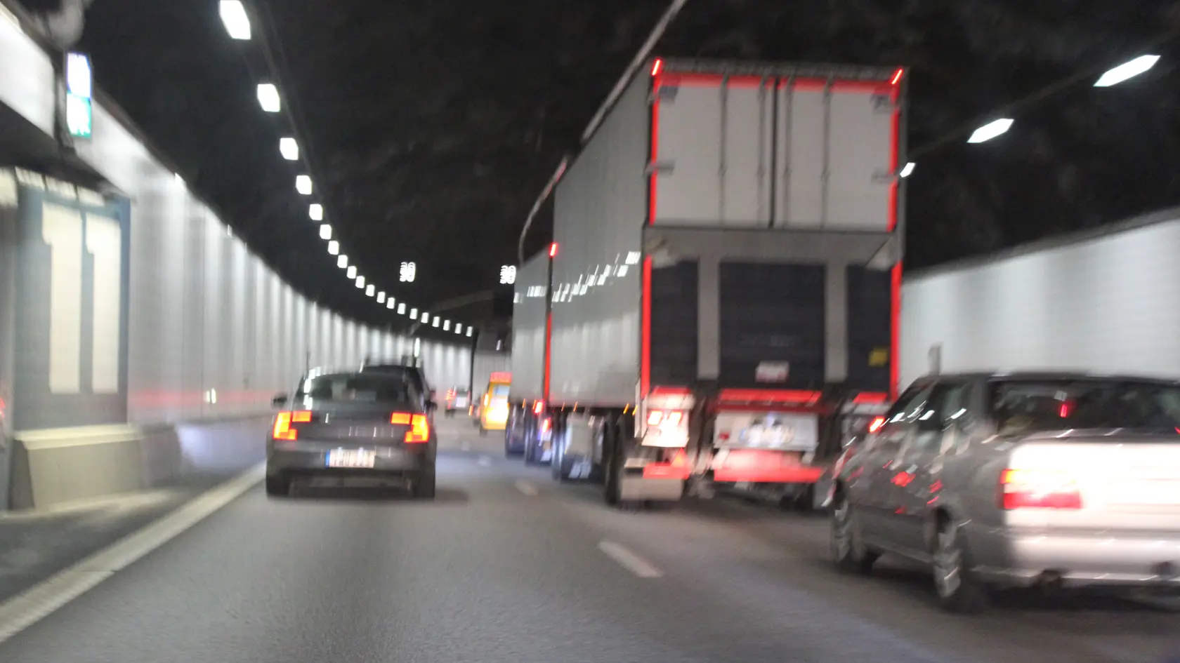 Körande trafik inne i Götatunneln