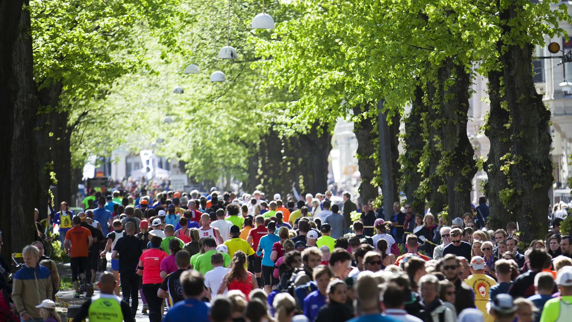 Göteborgsvarvet löpare springer längs Vasagatan