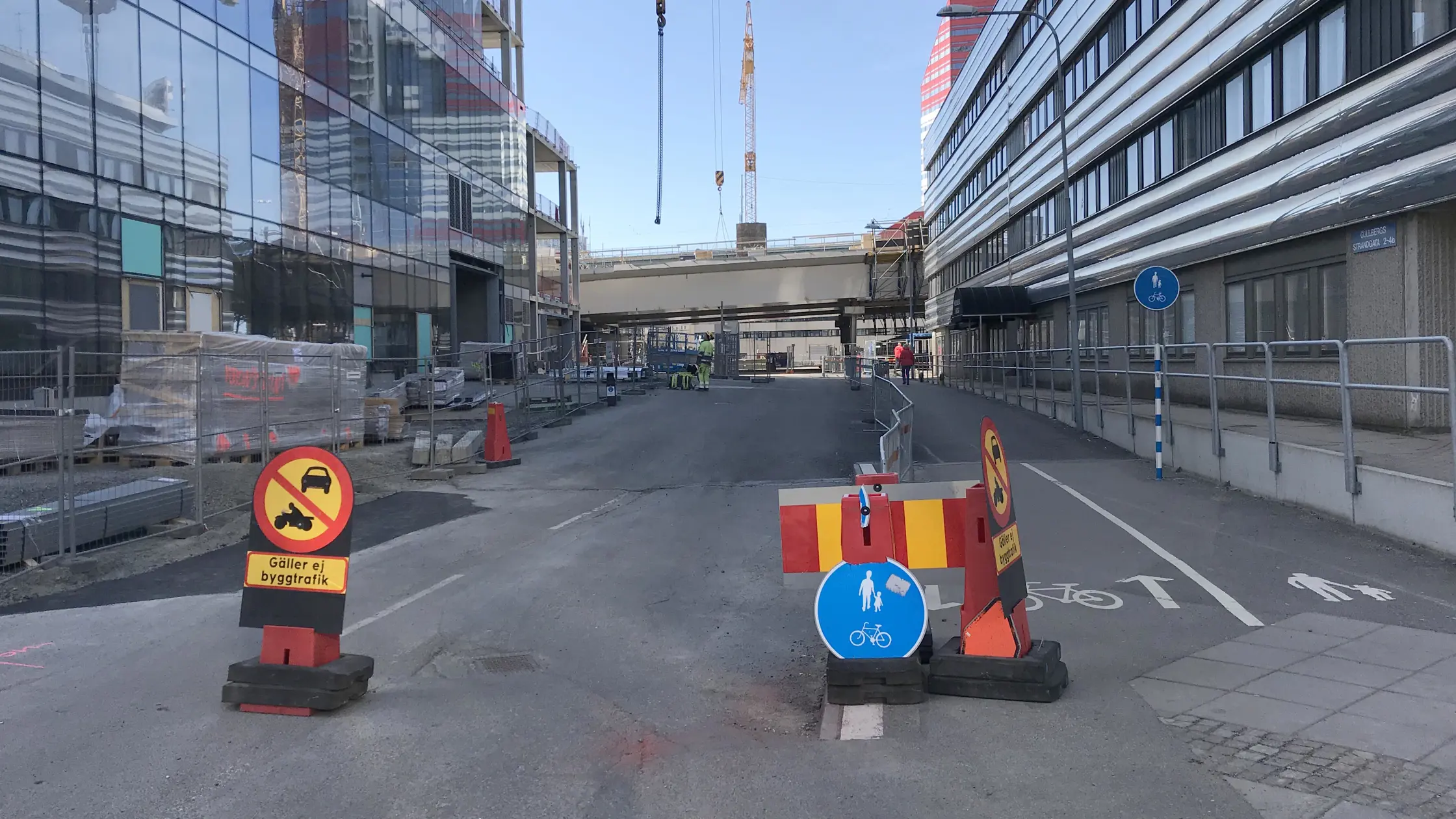 Gullbergs Strandgata ungefär i höjd med nya Hisingsbron, där gatan stängs tillfälligt för genomfartstrafik.