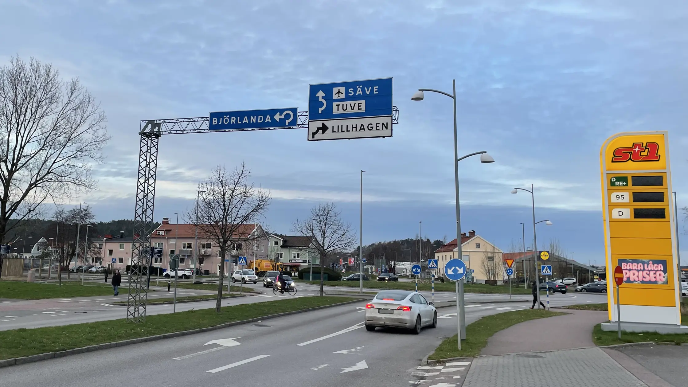 Biltrafik i rondellen i korsningen Gustaf Dalénsgatan-Björlandavägen.
