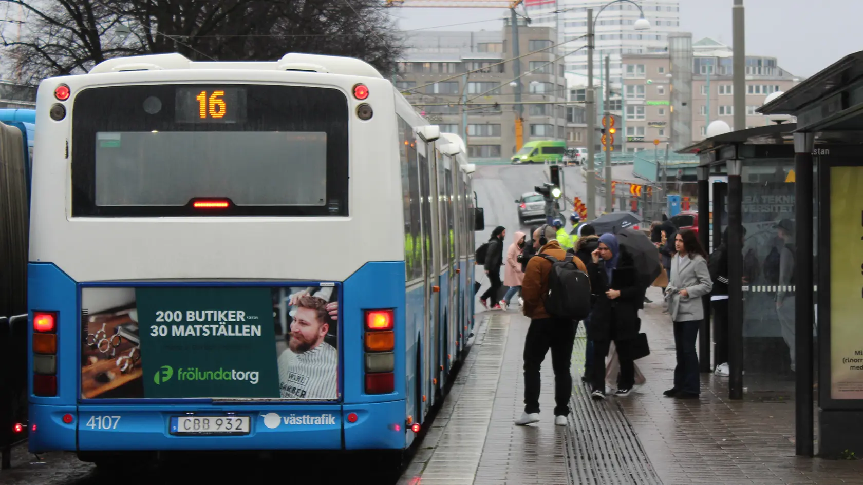 Buss står still vid hållplats Nordstan mot Hisingen. Resenärer väntar på att stiga ombord.