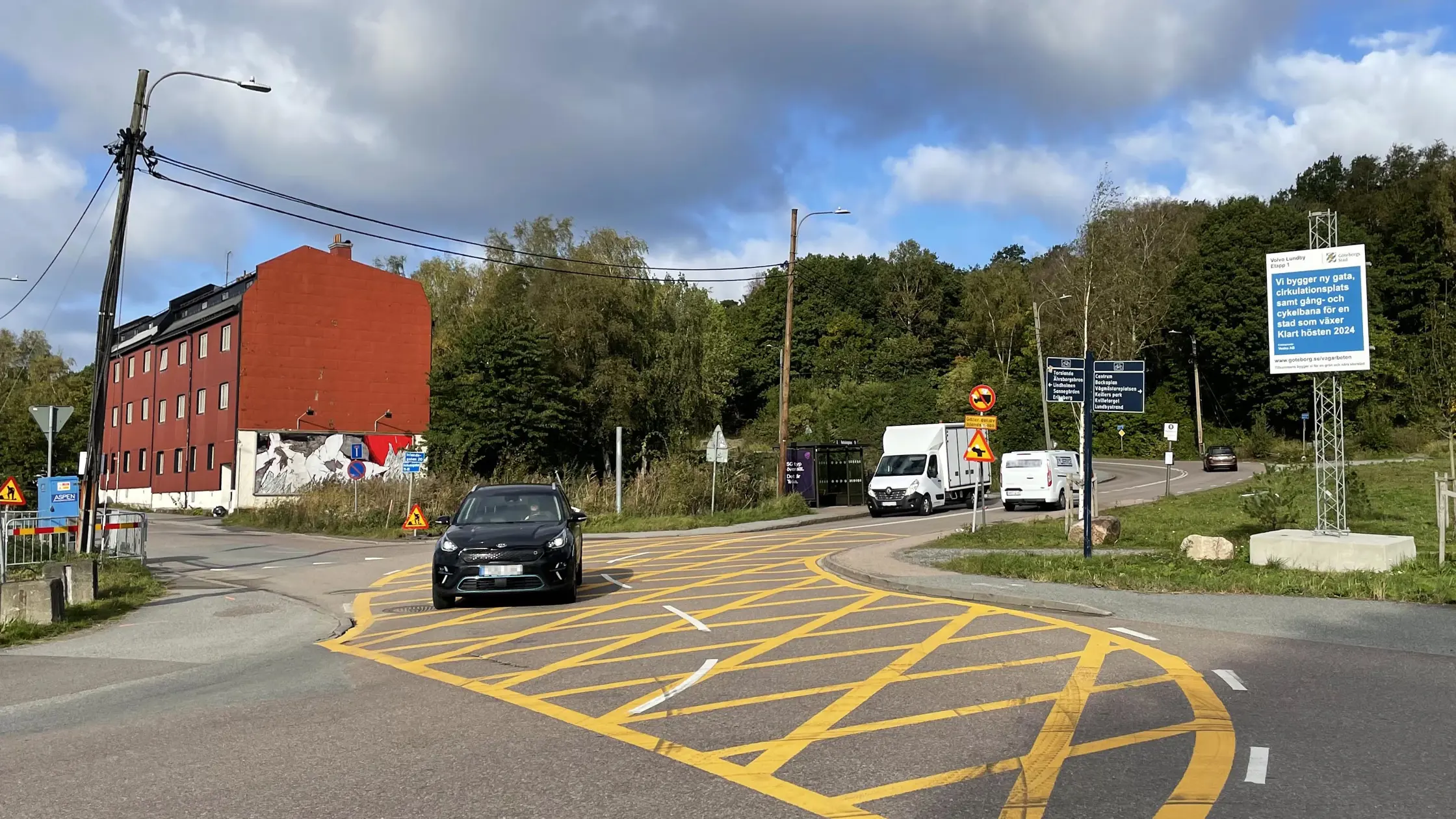 Bilar kör på Inlandsgatan