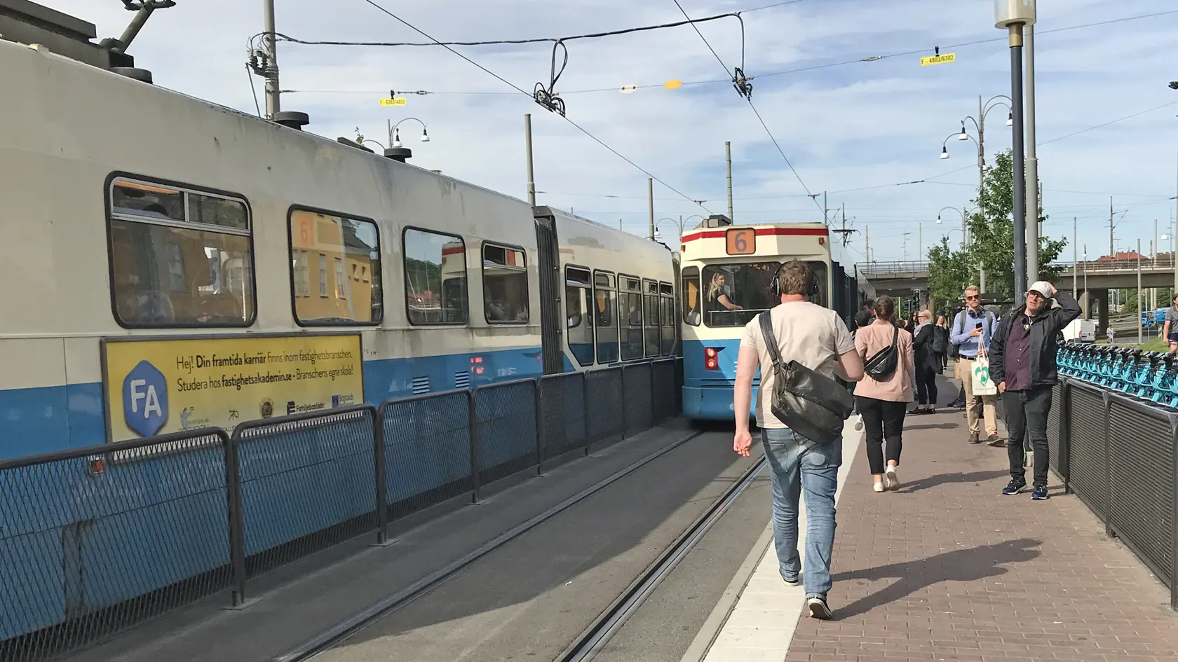 Spårvagn nummer 6 vid Svingelns hållplats en sommardag.