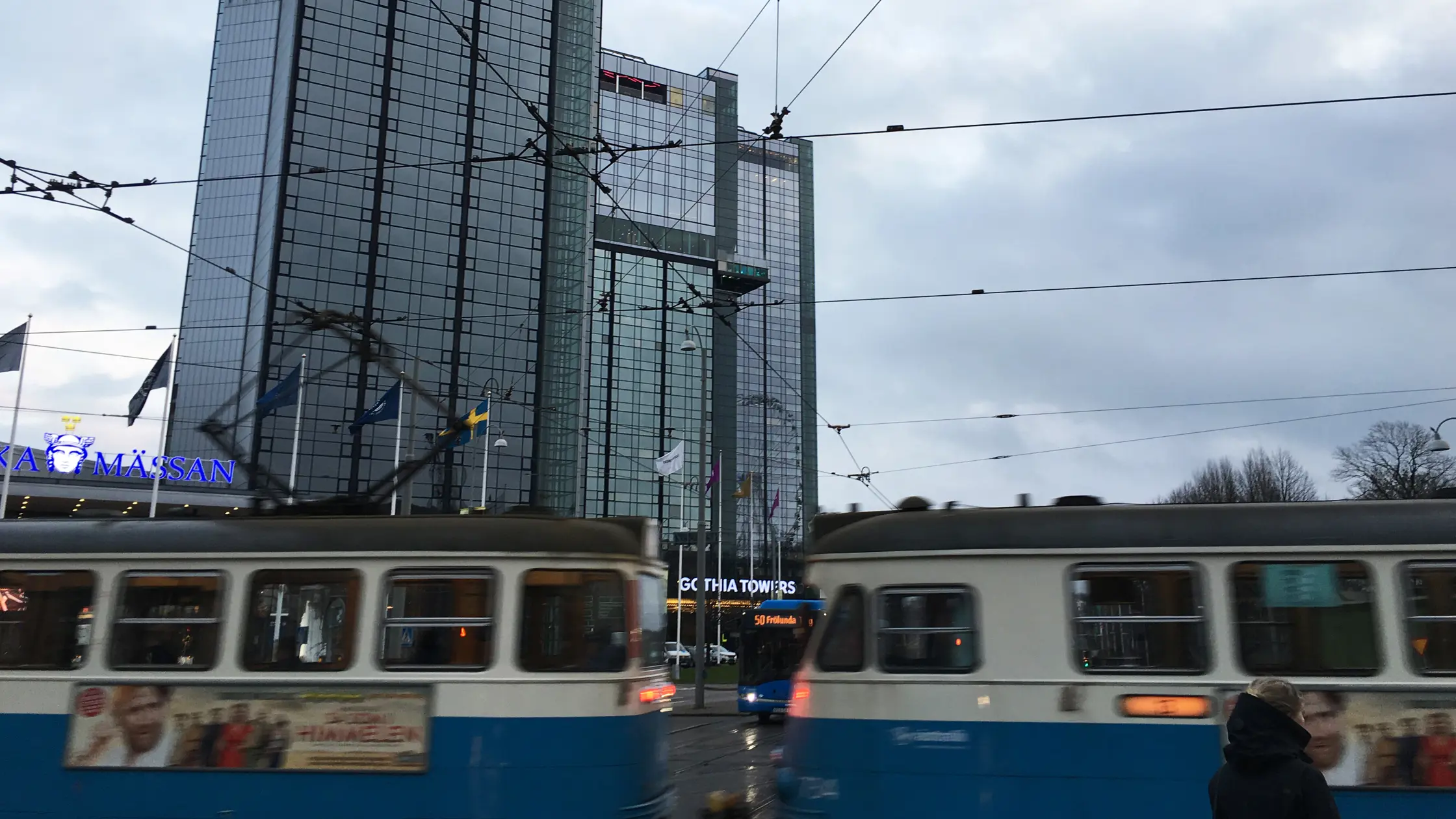 En spårvagn passerar i bild från sidan med Gothia Towers i bakgrunden.