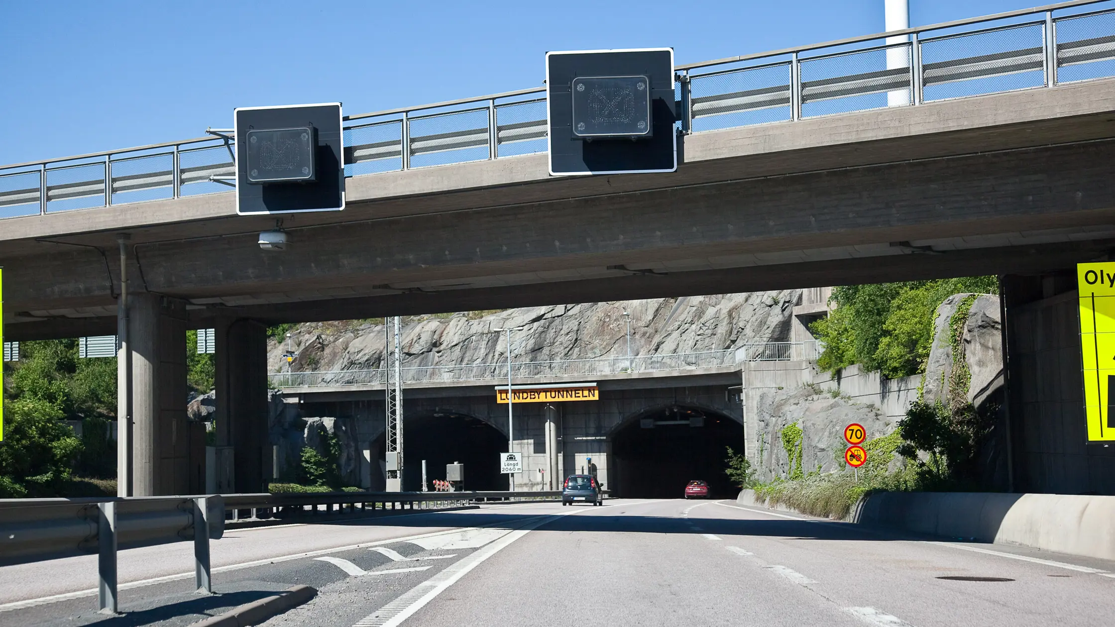 Mynningen till Lundbytunneln med några få bilar på vägen.