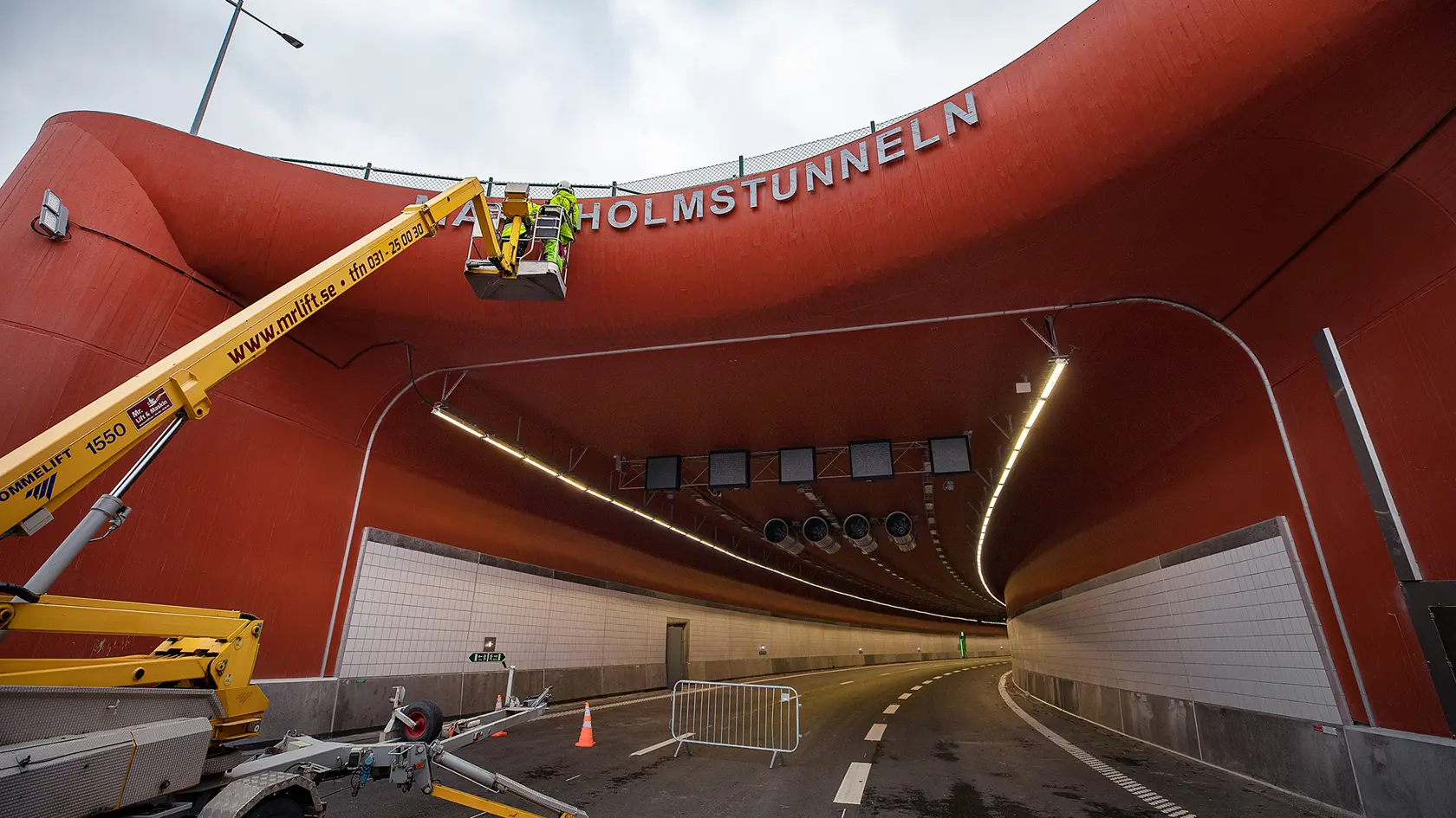 Två arbetare i en kran vid Marieholmstunnelns mynning på Hisingssidan.