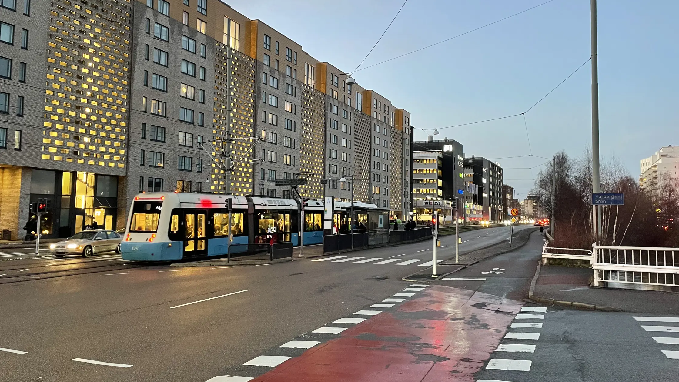 en spårvagn stannar till vid hållplats Varbergsgatan på Mölndalsvägen