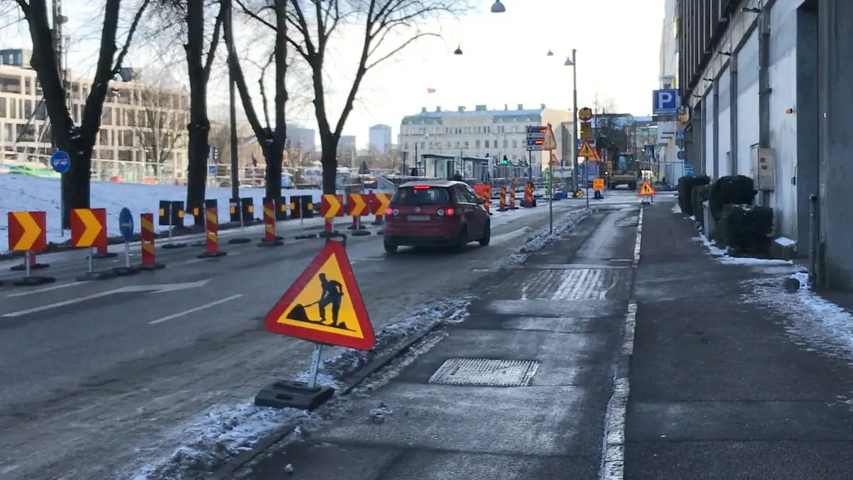 Nils Ericsonsgatan utanför Nordstan i riktning söderut, med en bil i mitten av bilden på väg mot Spannmålsgatan.