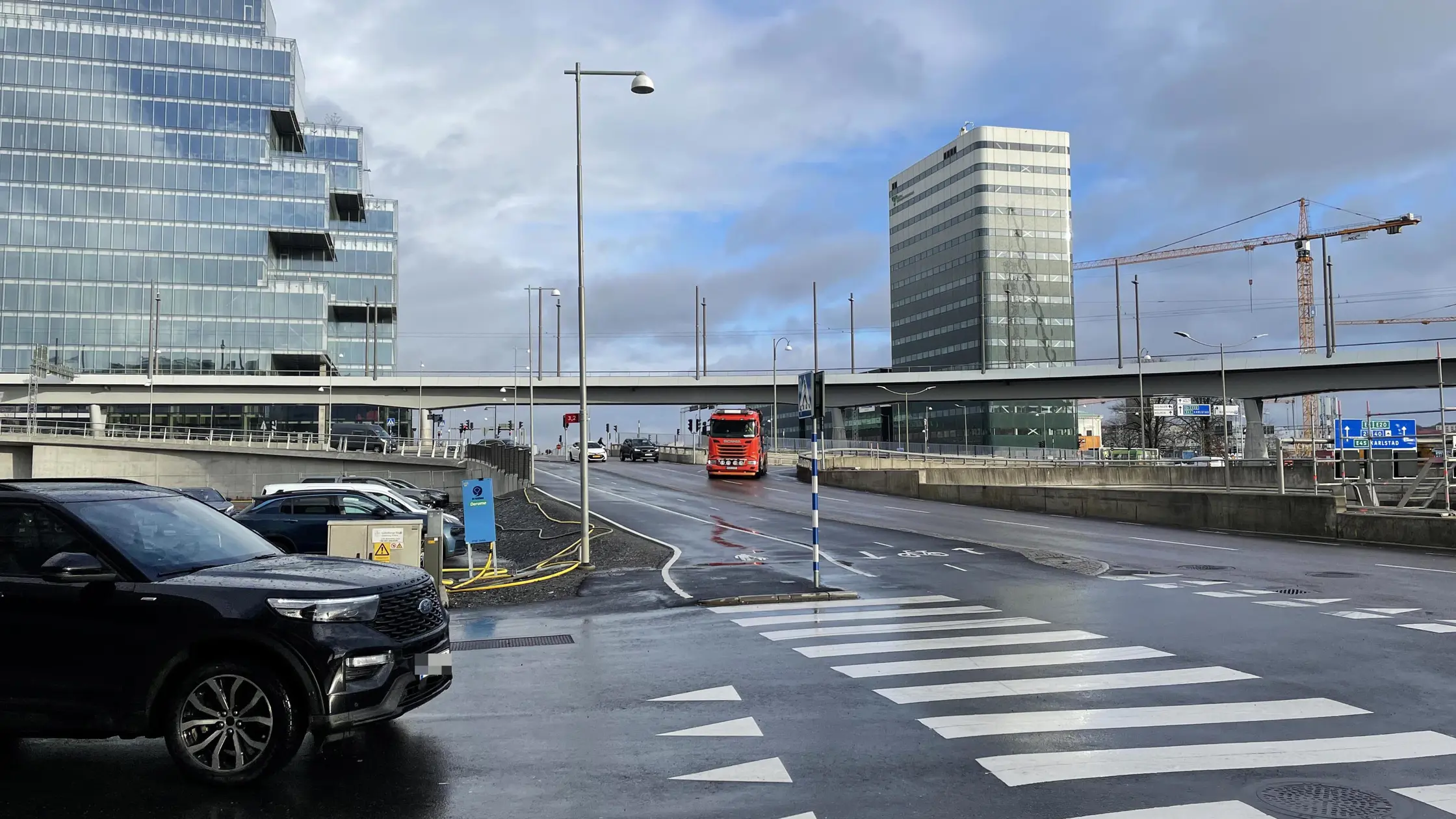 en bil är på väg att köra ut från Hamntorgsgatan mot Norra Sjöfarten